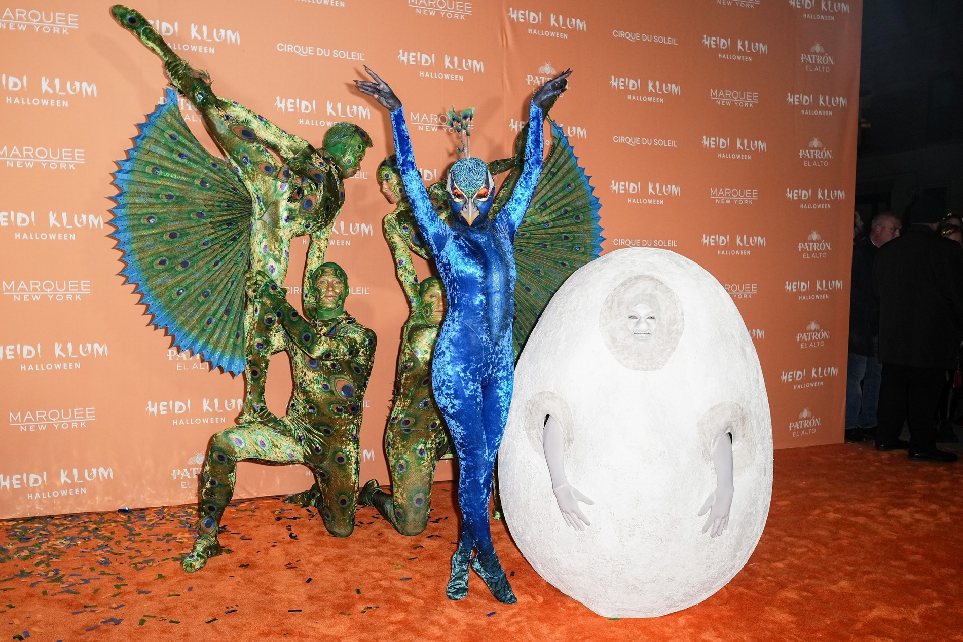 Хайди Клум в костюме павлина и Том Каулитц в костюме яйца. Фото: Getty Images
