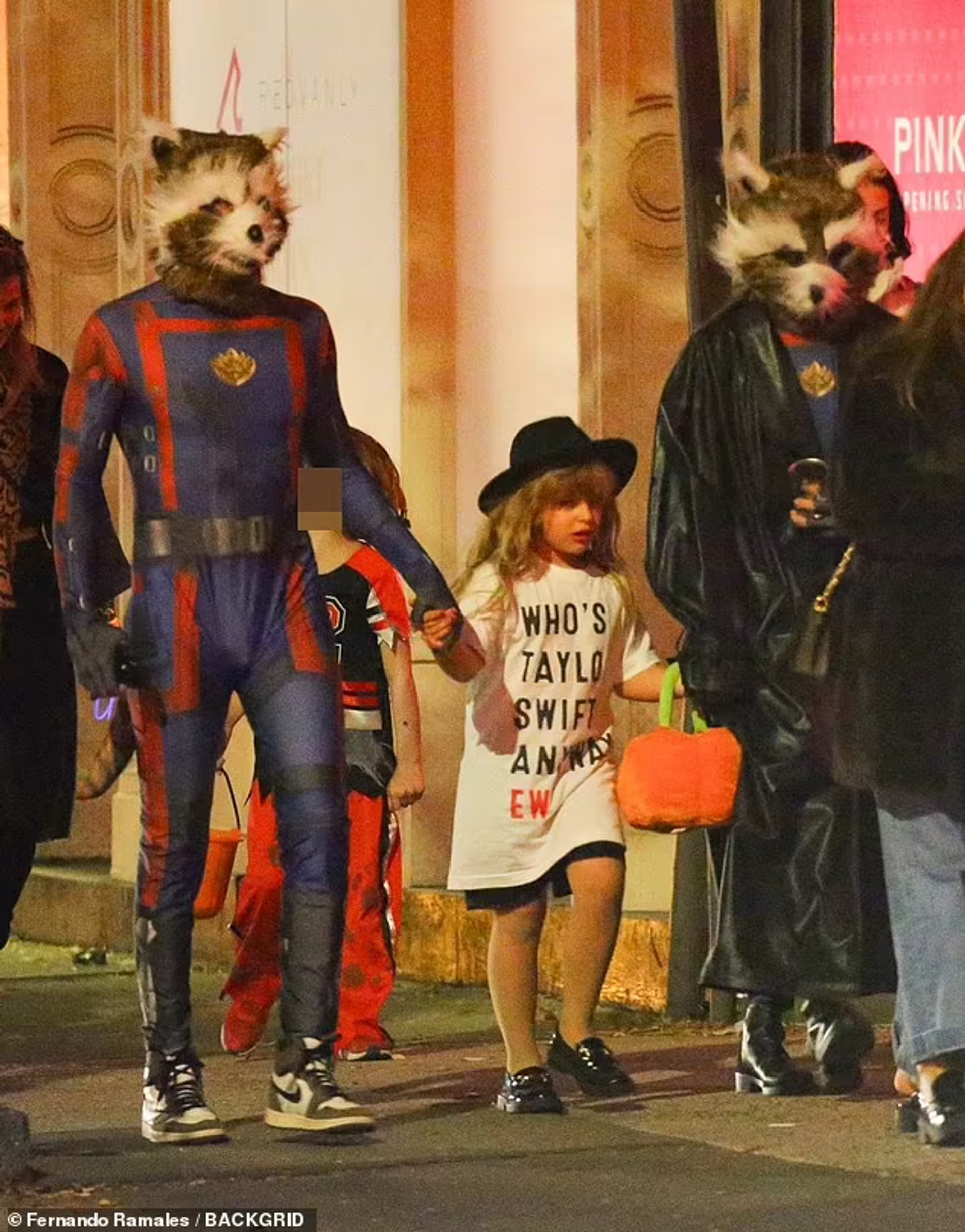 Брэдли Купер (слева) и Ирина Шейк (справа) на хэллоуинской прогулке с дочерью Леей. Фото: Daily Mail
