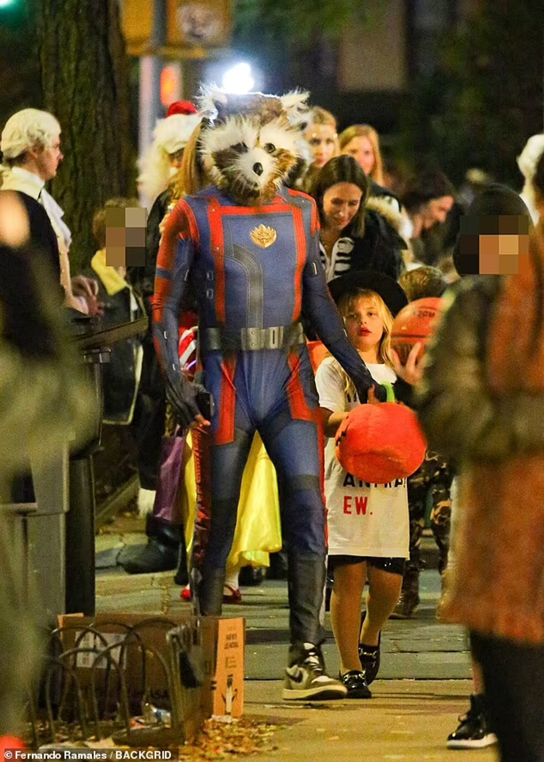 Брэдли Купер на хэллоуинской прогулке с дочерью Леей. Фото: Daily Mail