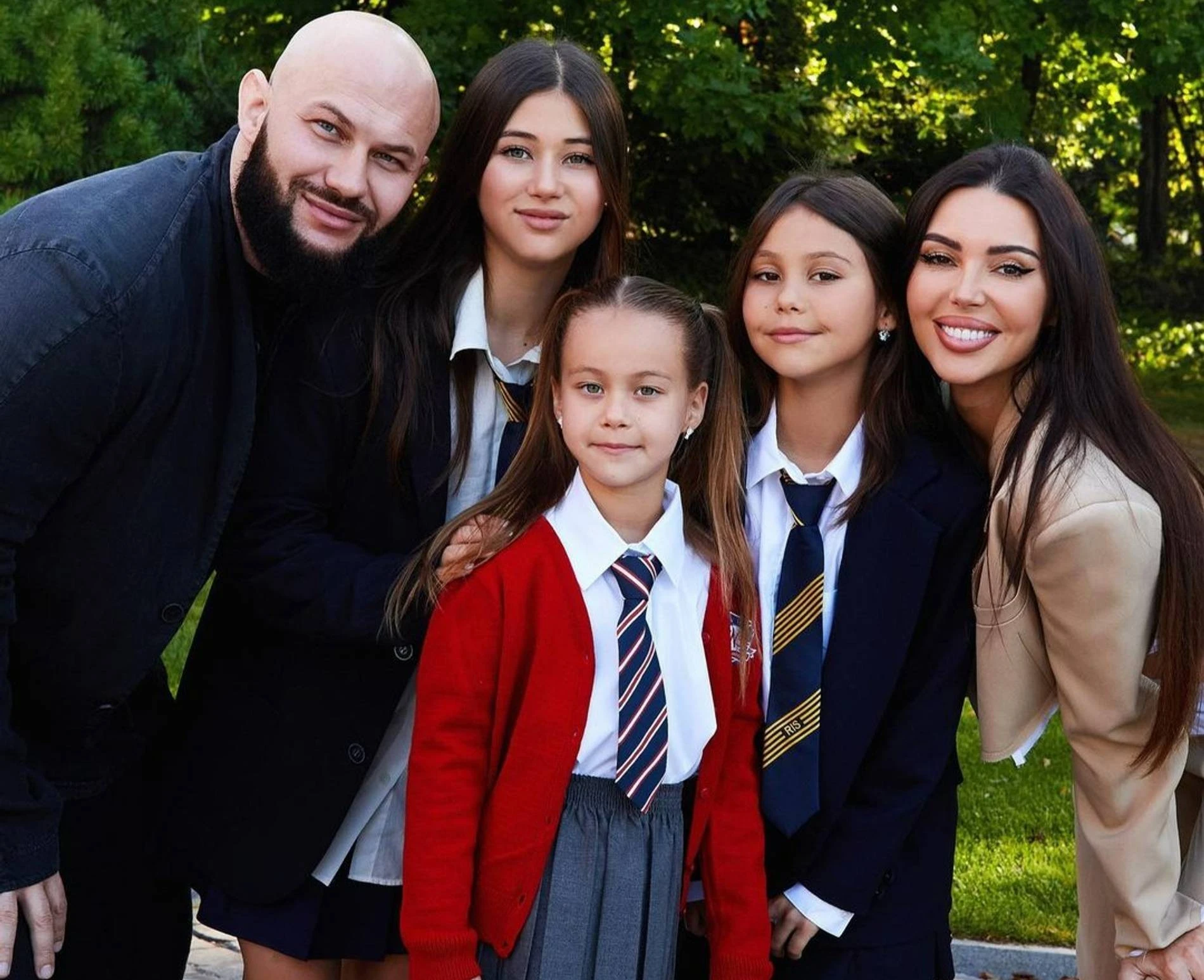 Джиган и Оксана Самойлова с дочерьми Ариелой, Леей и Майей. Фото: Инстаграм* @samoylovaoxana