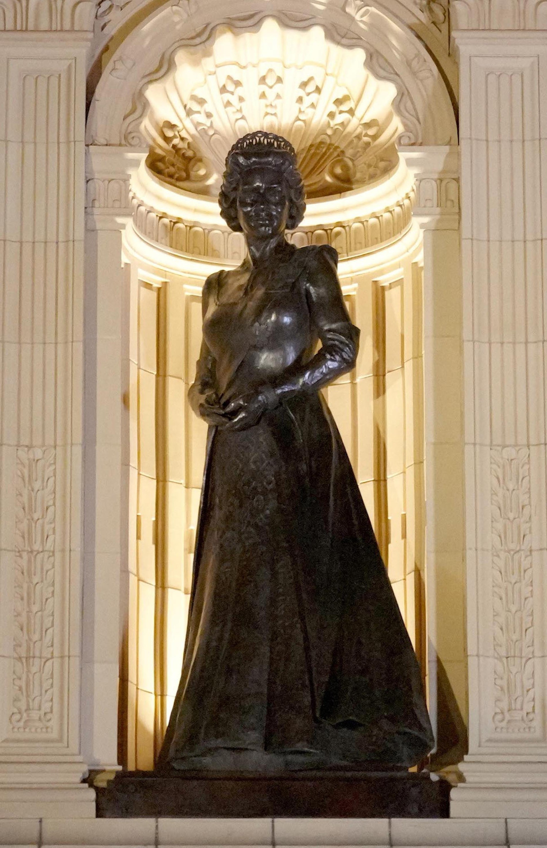 Статуя королевы Елизаветы на фасаде Альберт-холла. Фото: Getty Images