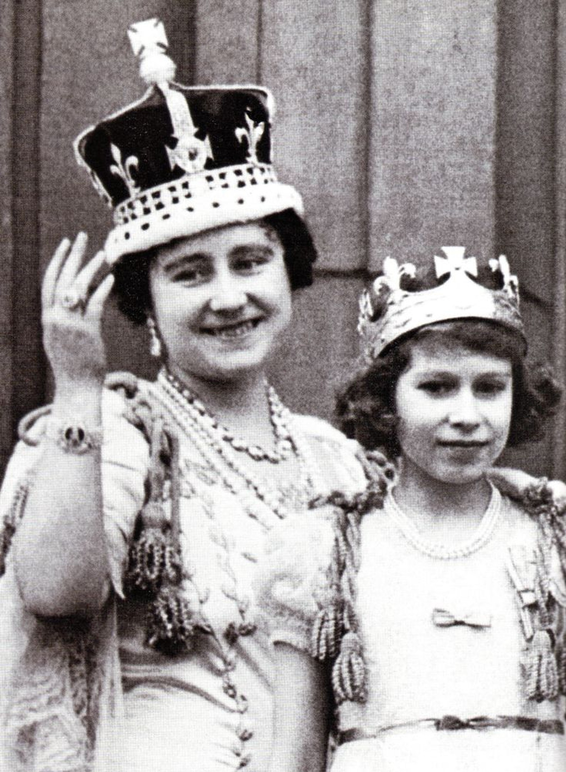 Королева-мать и юная Елизавета в жемчужном ожерелье. Фото: соцсети