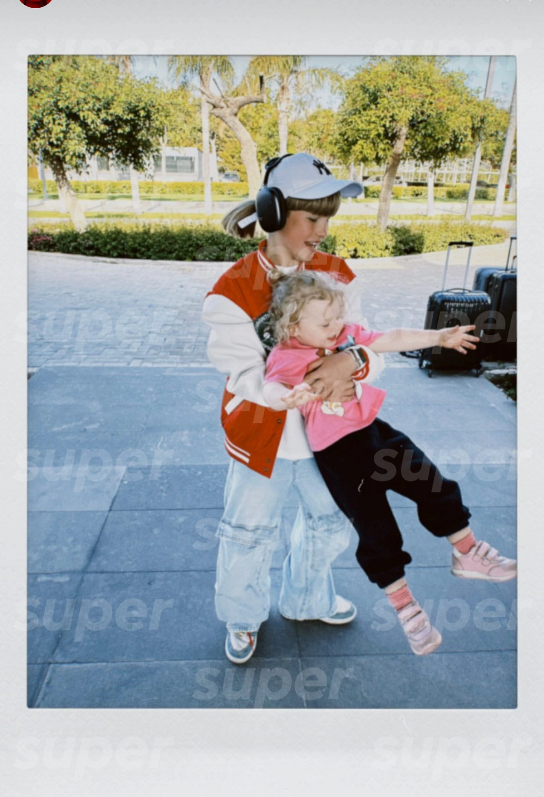 Дочь Юлии Пересильд Мария с сестрой Ниной в Турции. Фото: Инстаграм (запрещен в РФ) старшей дочери Учителя Анны 
