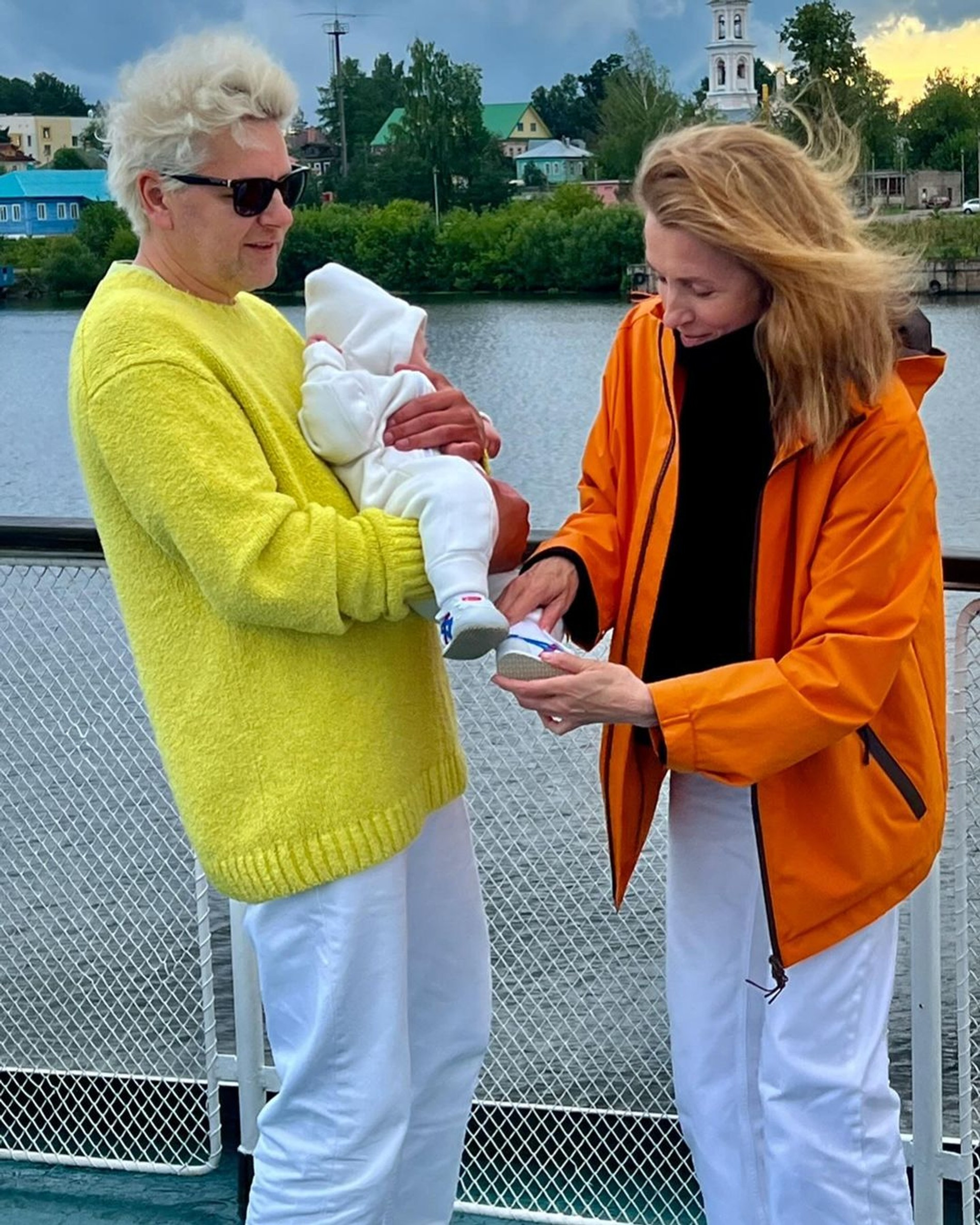 Светлана Бондарчук с сыном Петром и мужем Сергеем Харченко. Фото: Инстаграм* @serg74