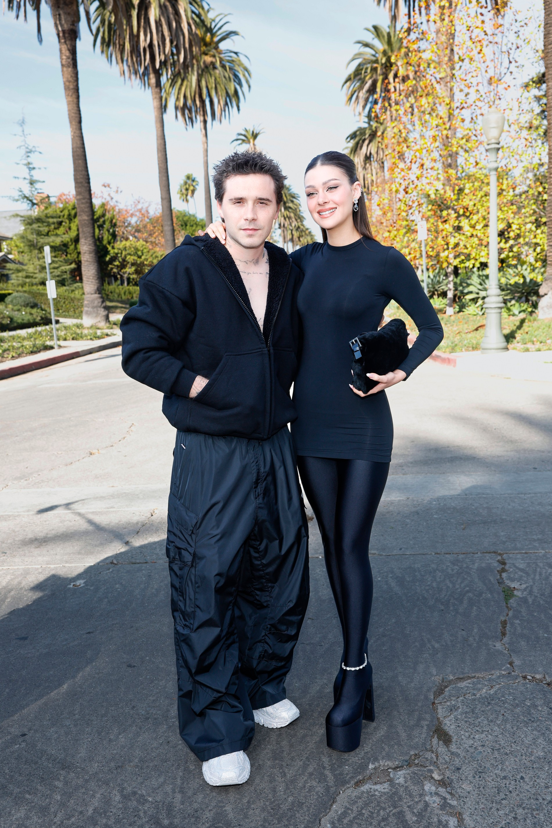 Бруклин Бекхэм и Никола Пельтц на показе Balenciaga. Фото: Getty Images