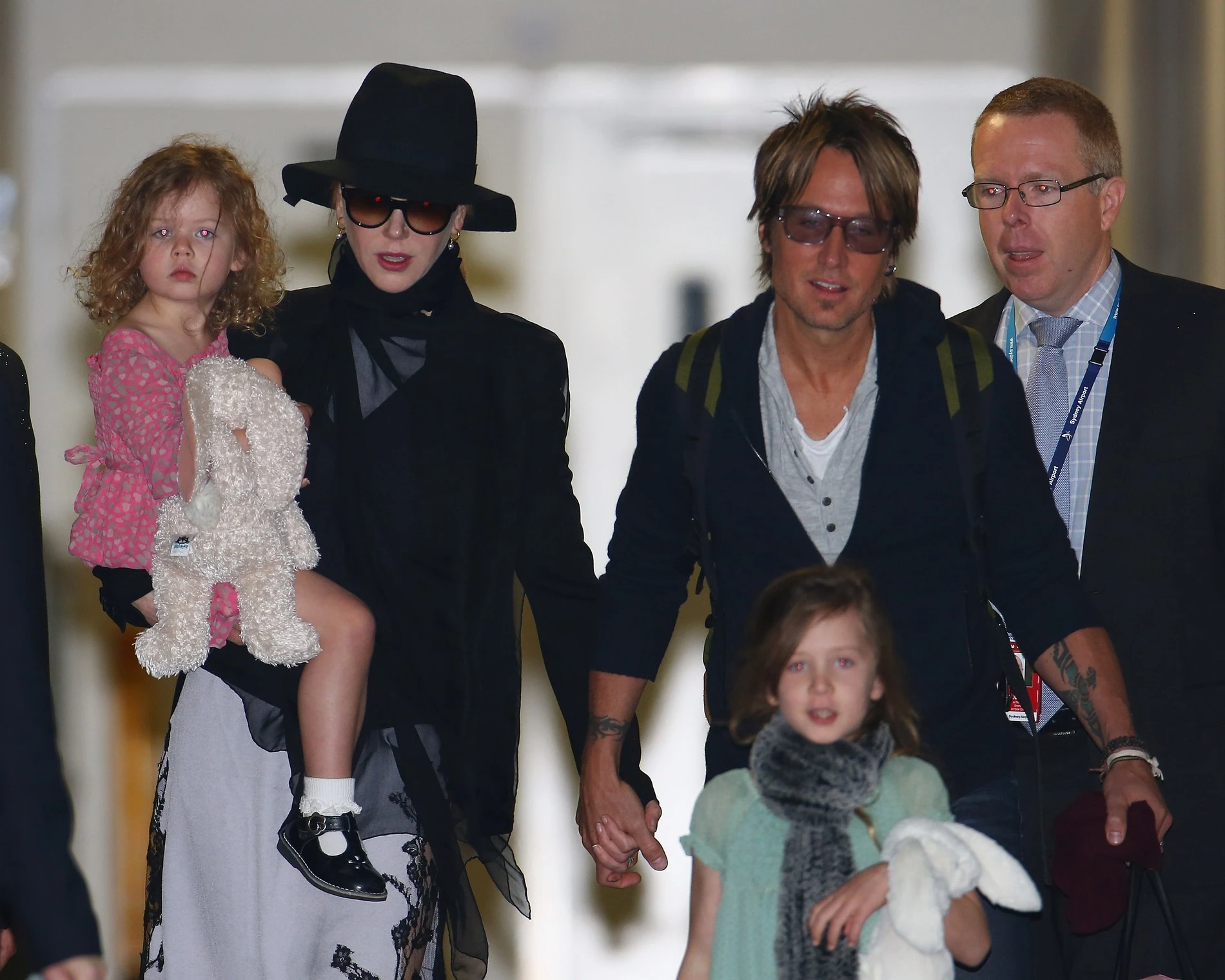 Николь Кидман и Кит Урбан с дочерьми в аэропорту Сиднея, 2014 год. Фото: Getty Images