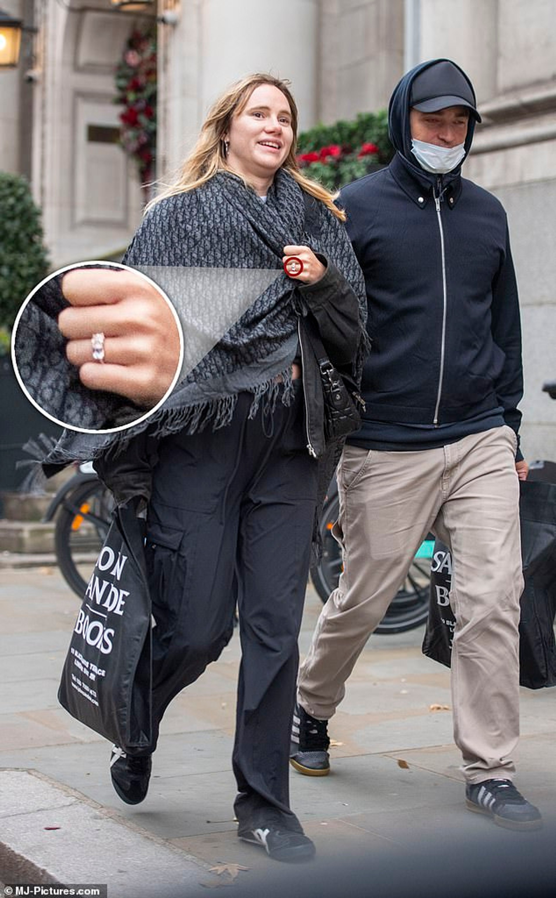 Сьюки Уотерхаус с помолвочным кольцом и Роберт Паттинсон. Фото: MJ-Pictures.com