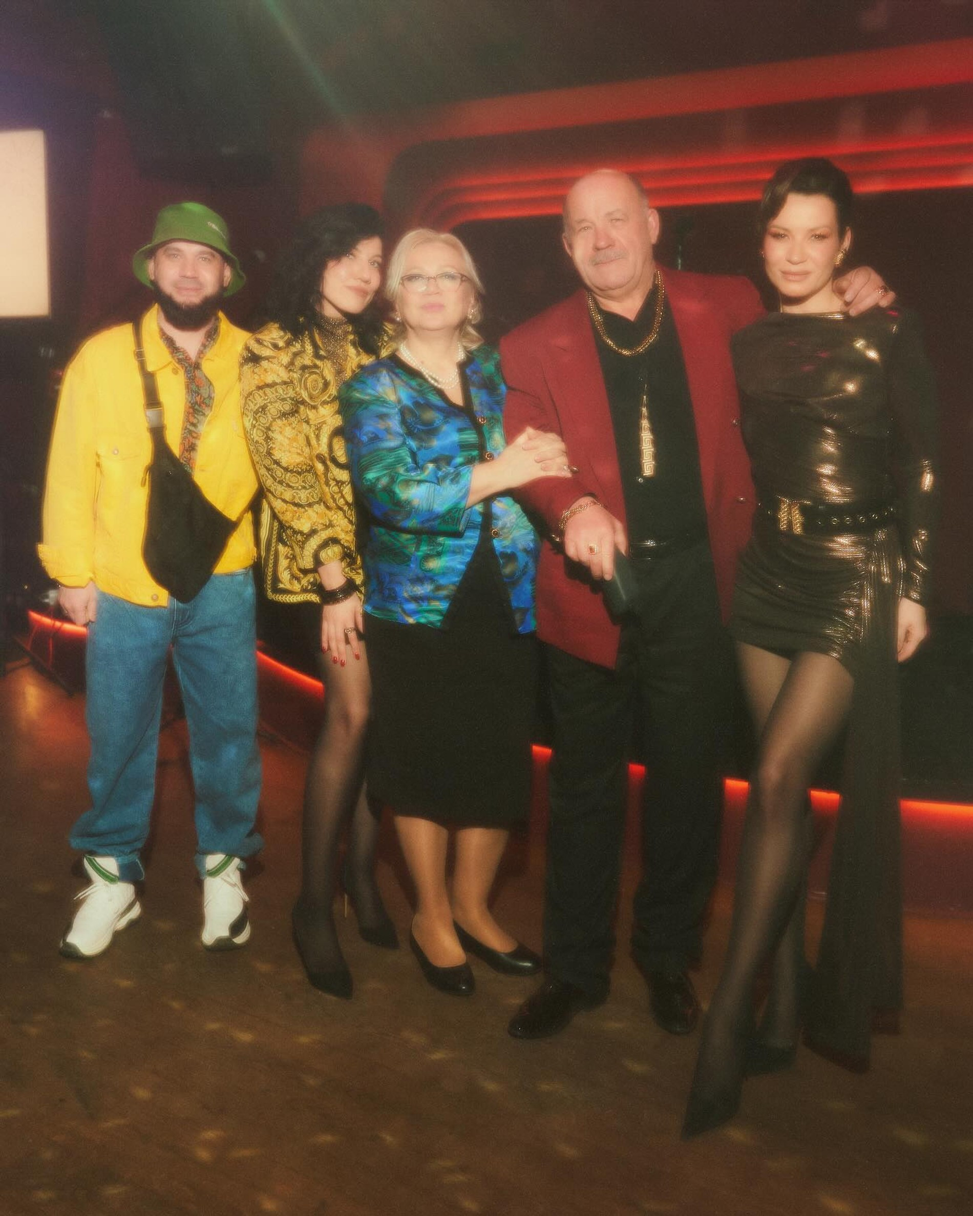 Ида Галич с отцом, мамой, братом и гостьей вечеринки. Фото: Инстаграм* @galichida