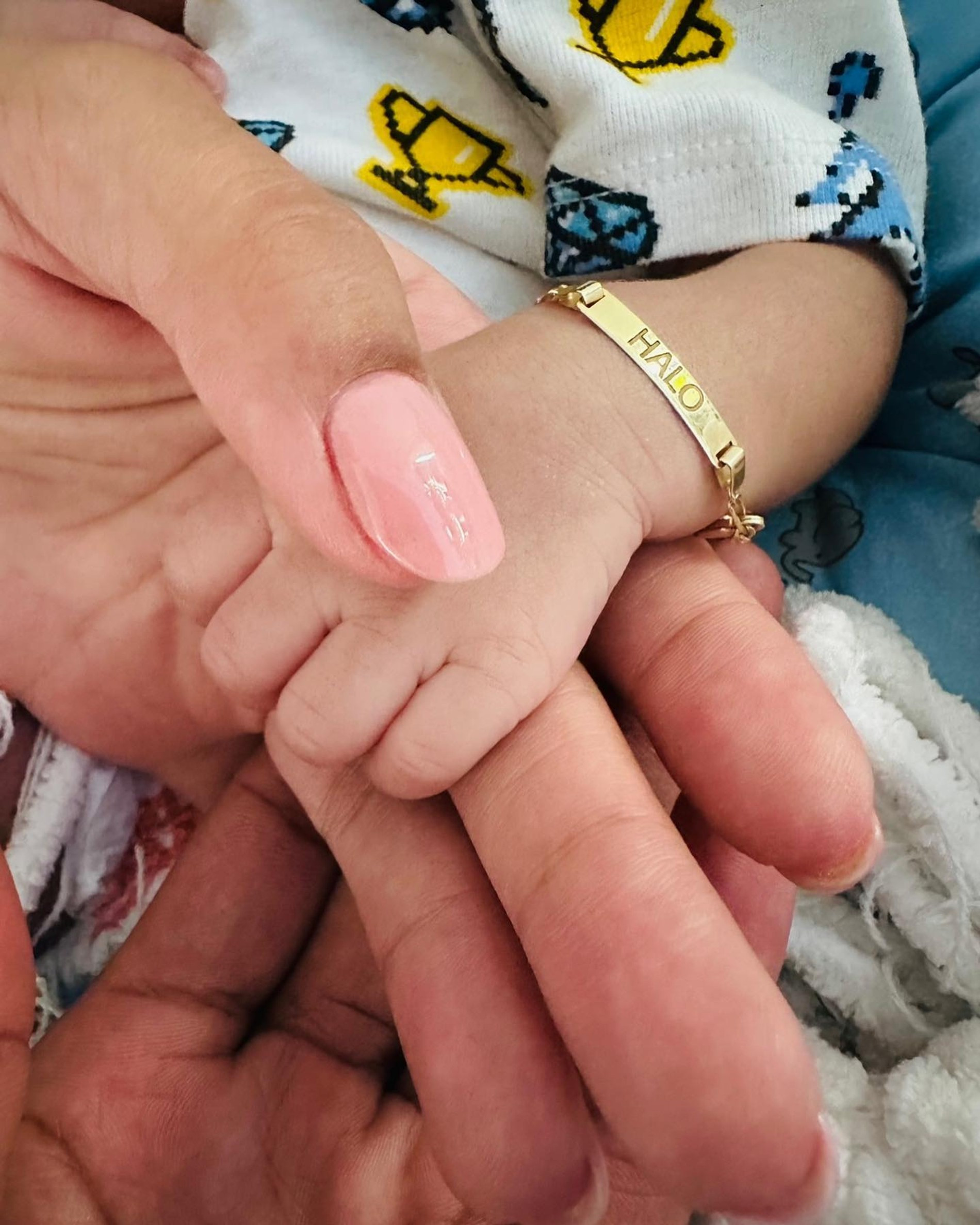 Холли Бейли и ручка ее новорожденного сына. Фото: Инстаграм* @hallebailey