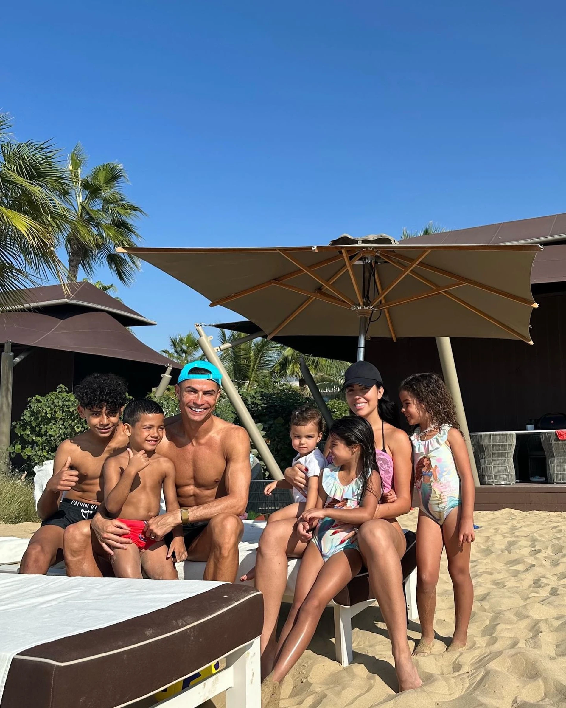 Криштиану Роналду и Джорджина Родригес с детьми на отдыхе. Фото: Инстаграм* @georginagio