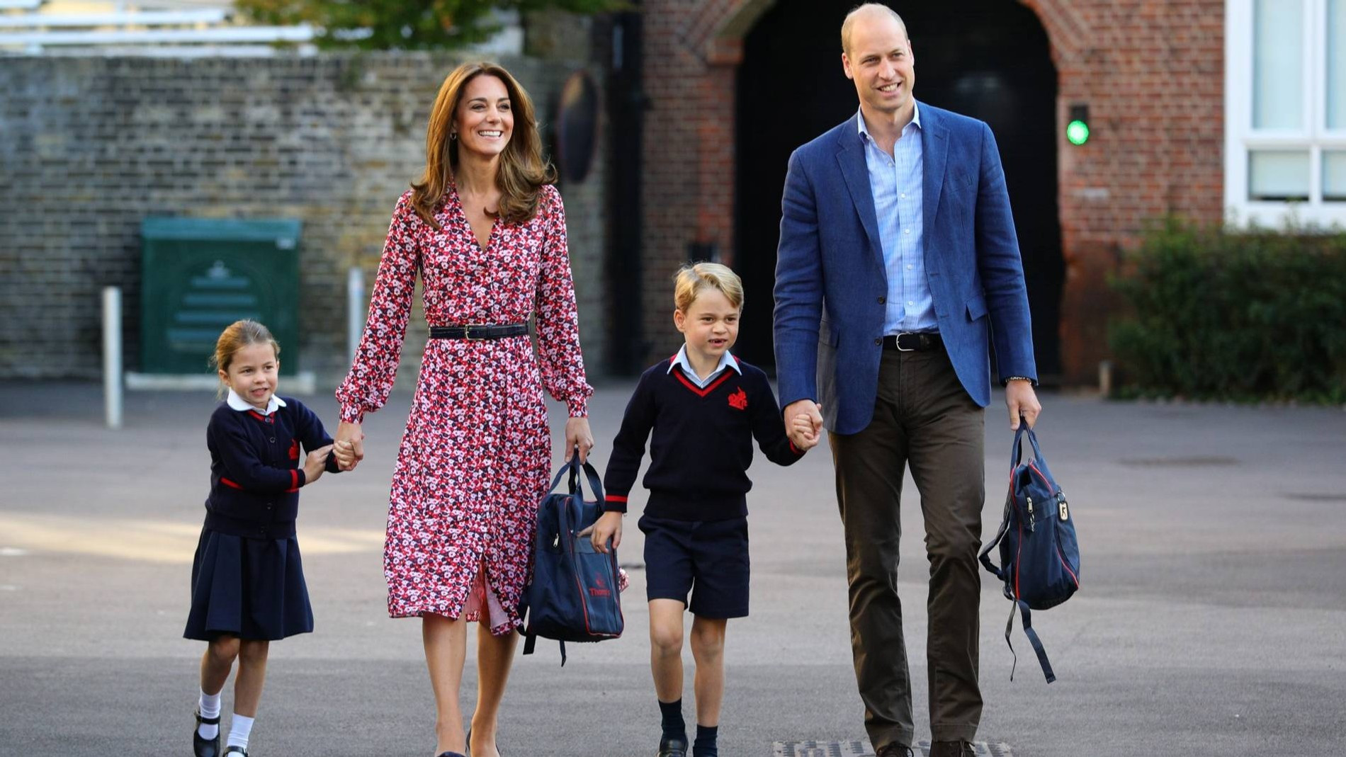 Кейт Миддлтон и принц Уильям с детьми Шарлоттой и Джорджем. Фото: Getty Images