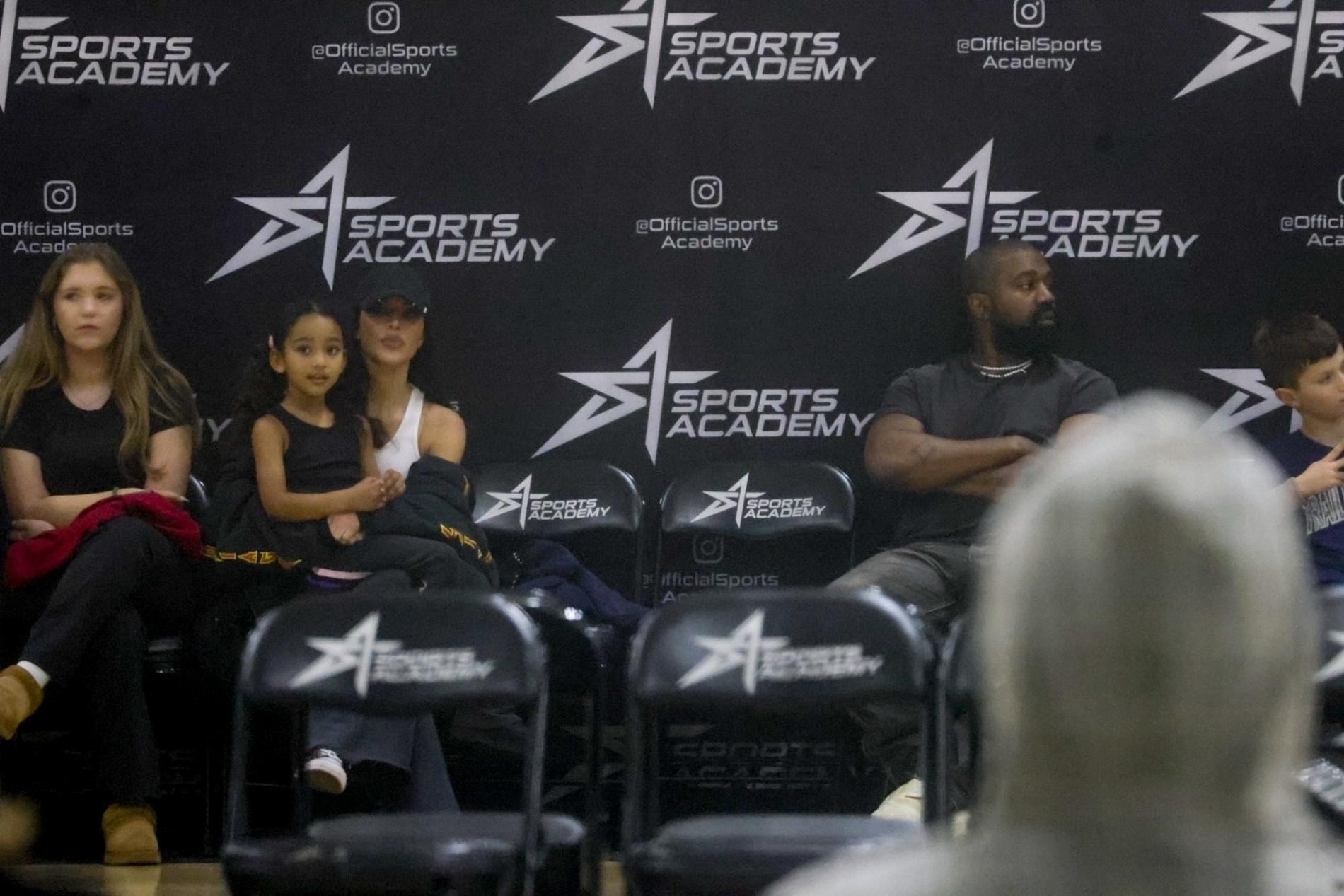 Ким Кардашьян, Канье Уэст и их дочка Чикаго на баскетбольном матче. Фото: Legion-media