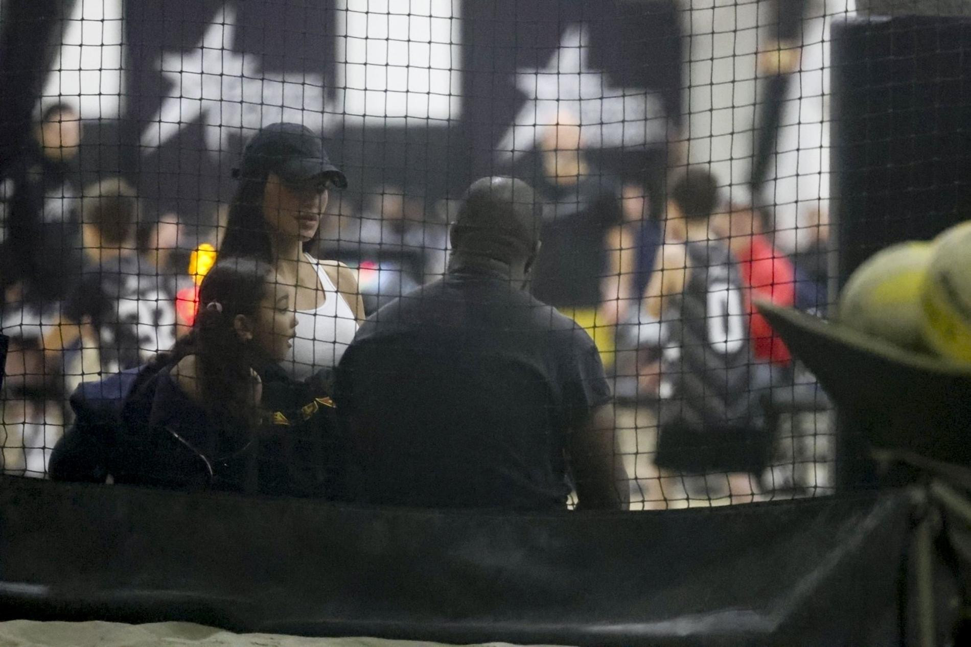Ким Кардашьян, Канье Уэст и их дочка Чикаго на баскетбольном матче. Фото: Legion-media