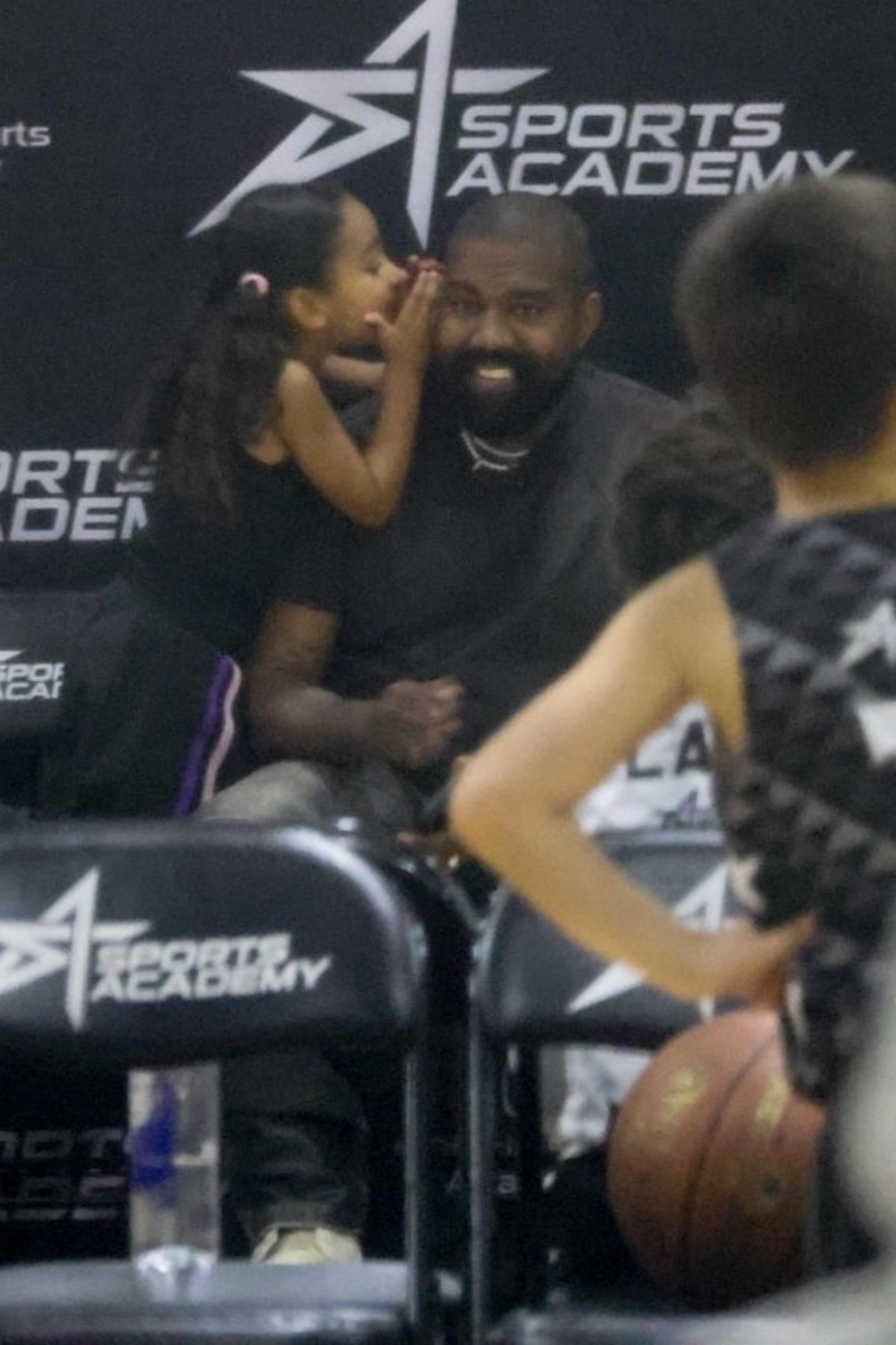 Канье Уэст и его дочка Чикаго на баскетбольном матче. Фото: Legion-media