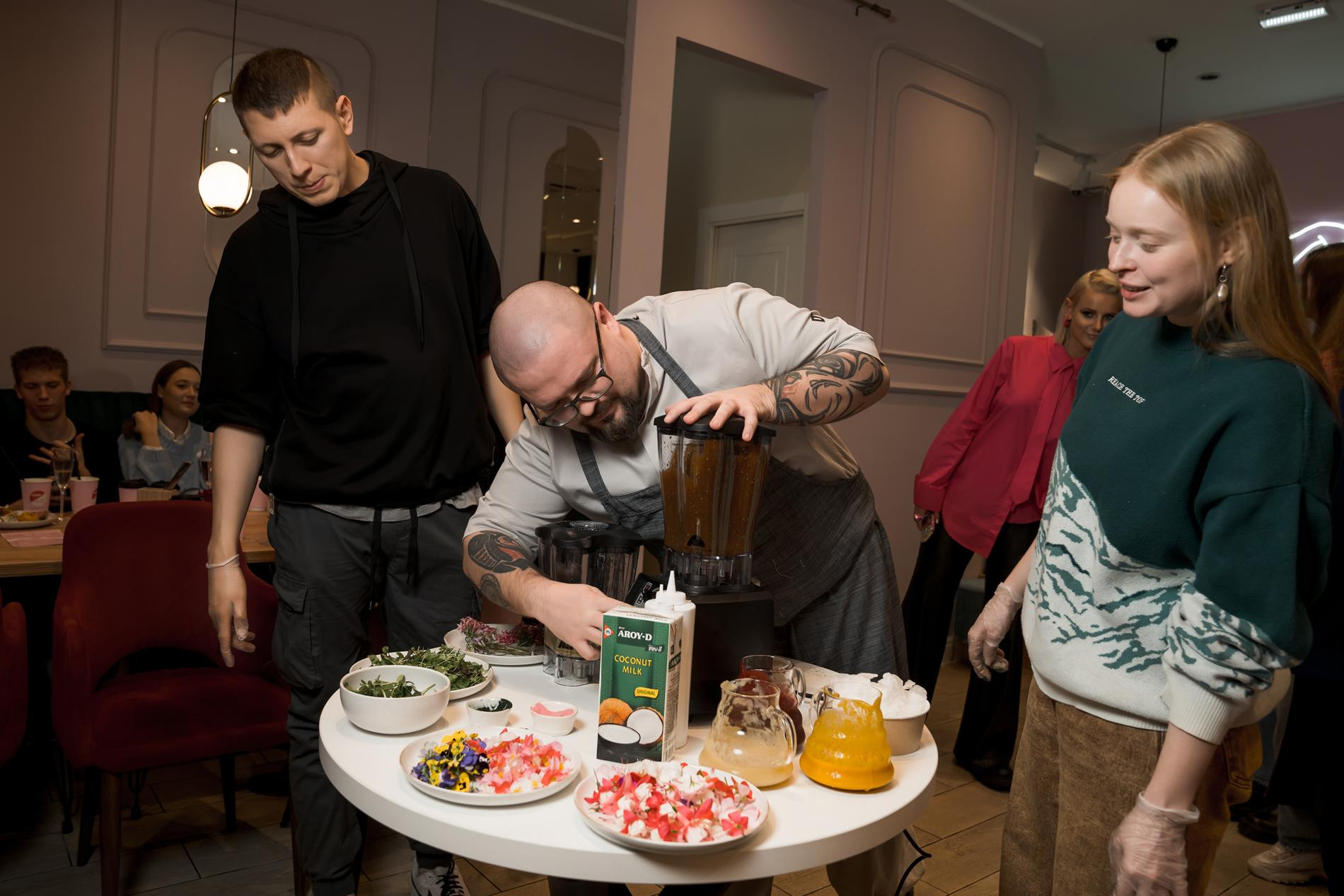 Шеф-повар Егор Рудольский и гости мероприятия. Фото: Super