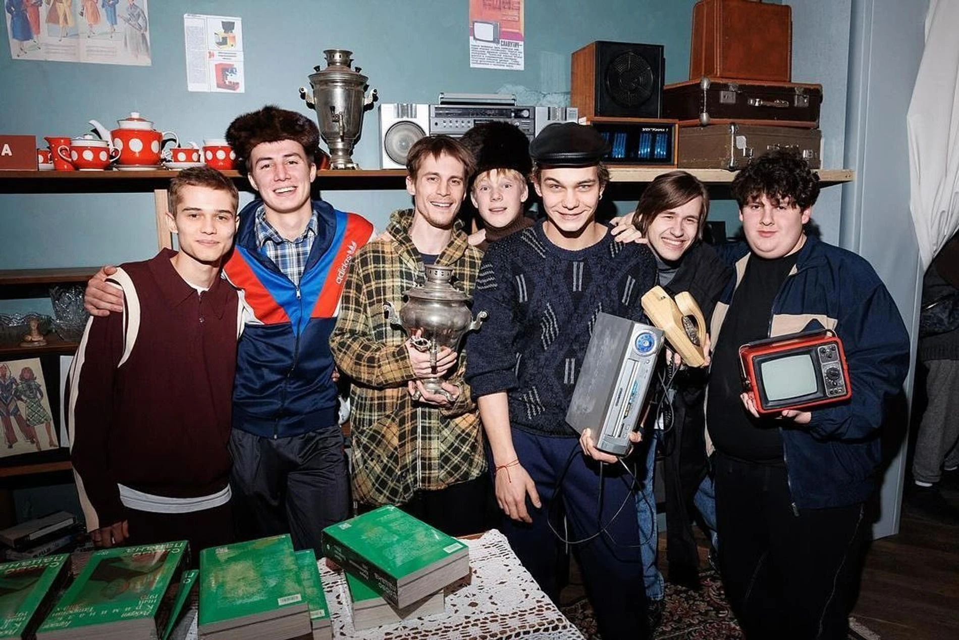 Актеры сериала «Слово пацана», Ярослав Могильников в центре. Фото: Инстаграм* @yage_mudriy