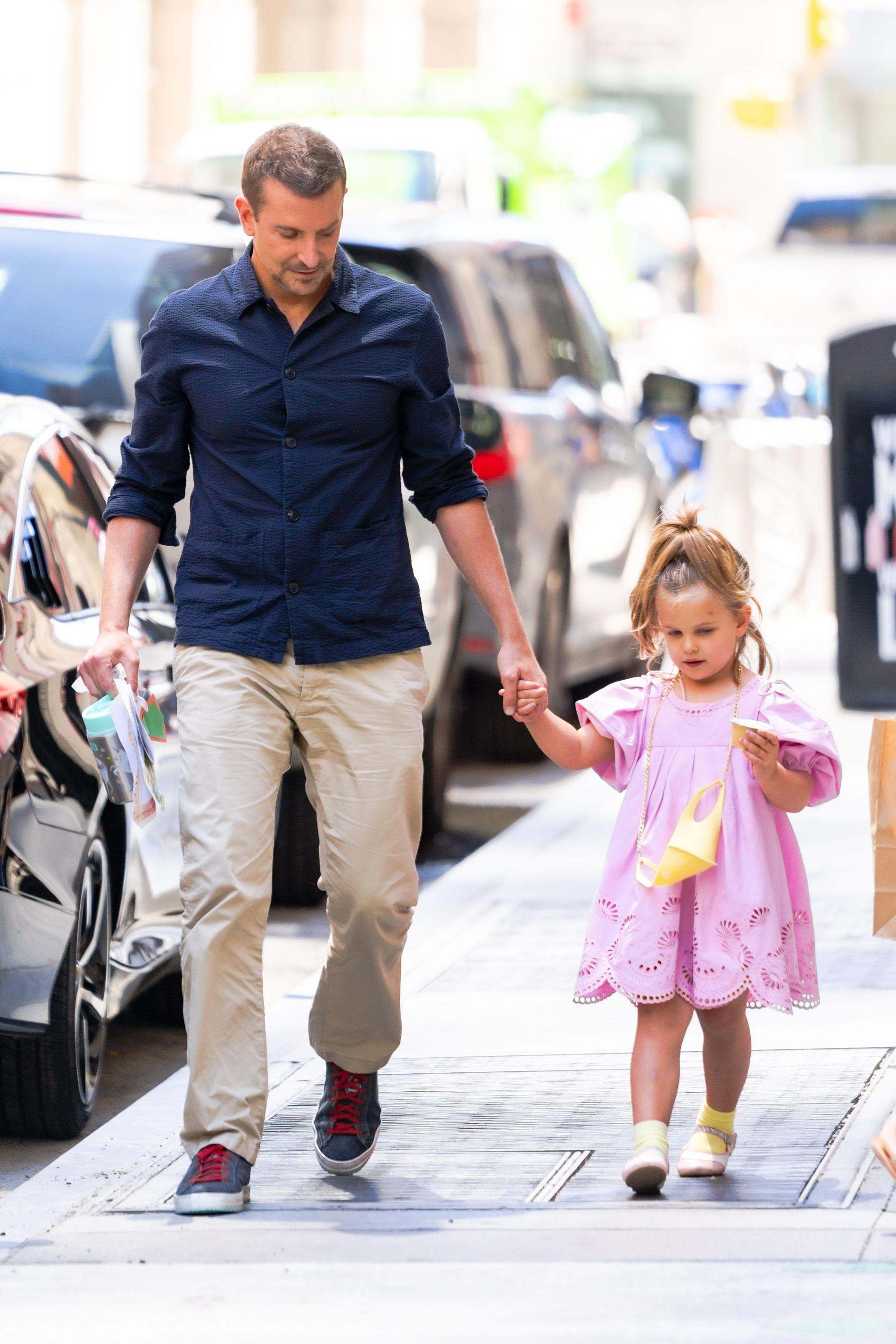 Брэдли Купер и его дочка Лея. Фото: Getty Images