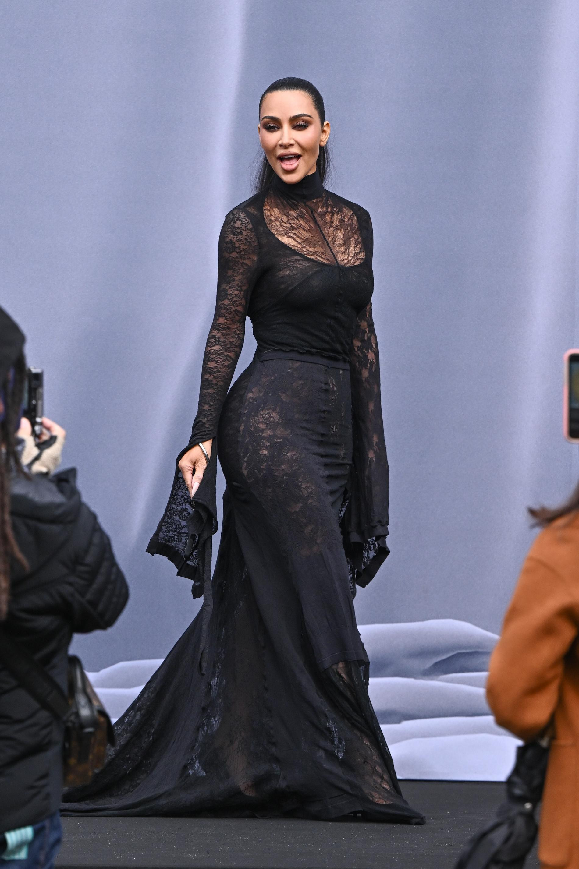 Ким Кардашьян на показе Balenciaga. Фото: Getty Images