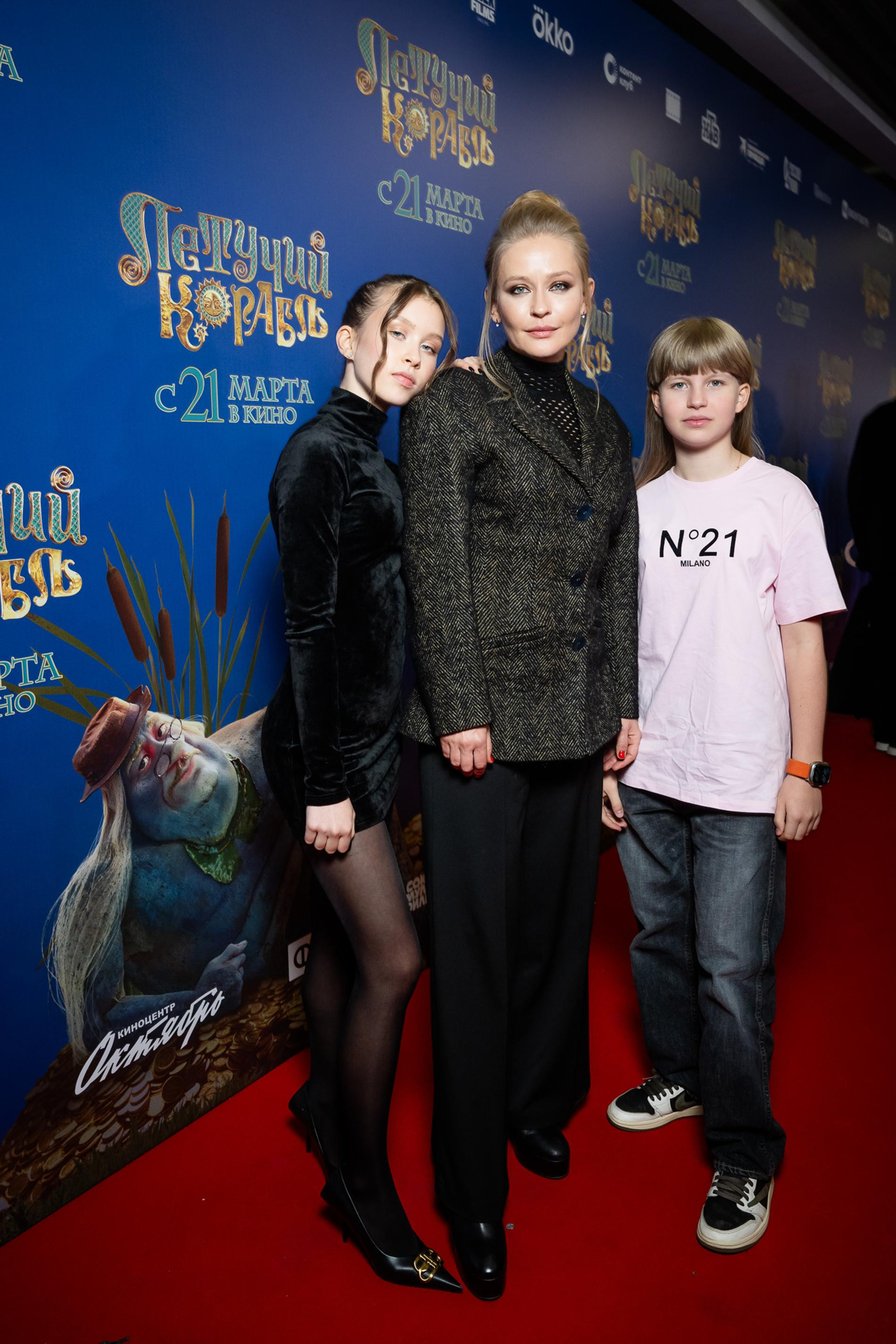 Юлия Пересильд с дочками Аней и Машей. Фото: пресс-служба