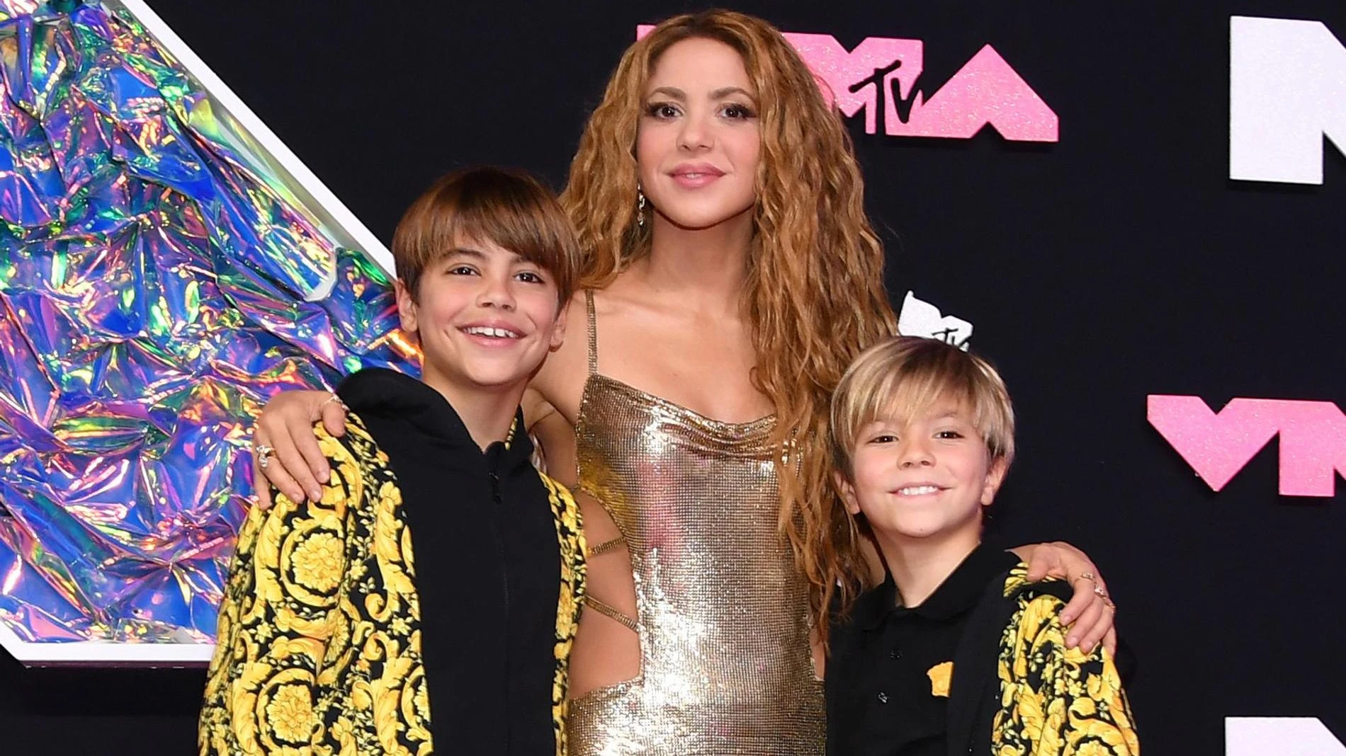 Шакира с сыновьями Миланом и Сашей. Фото: Getty Images