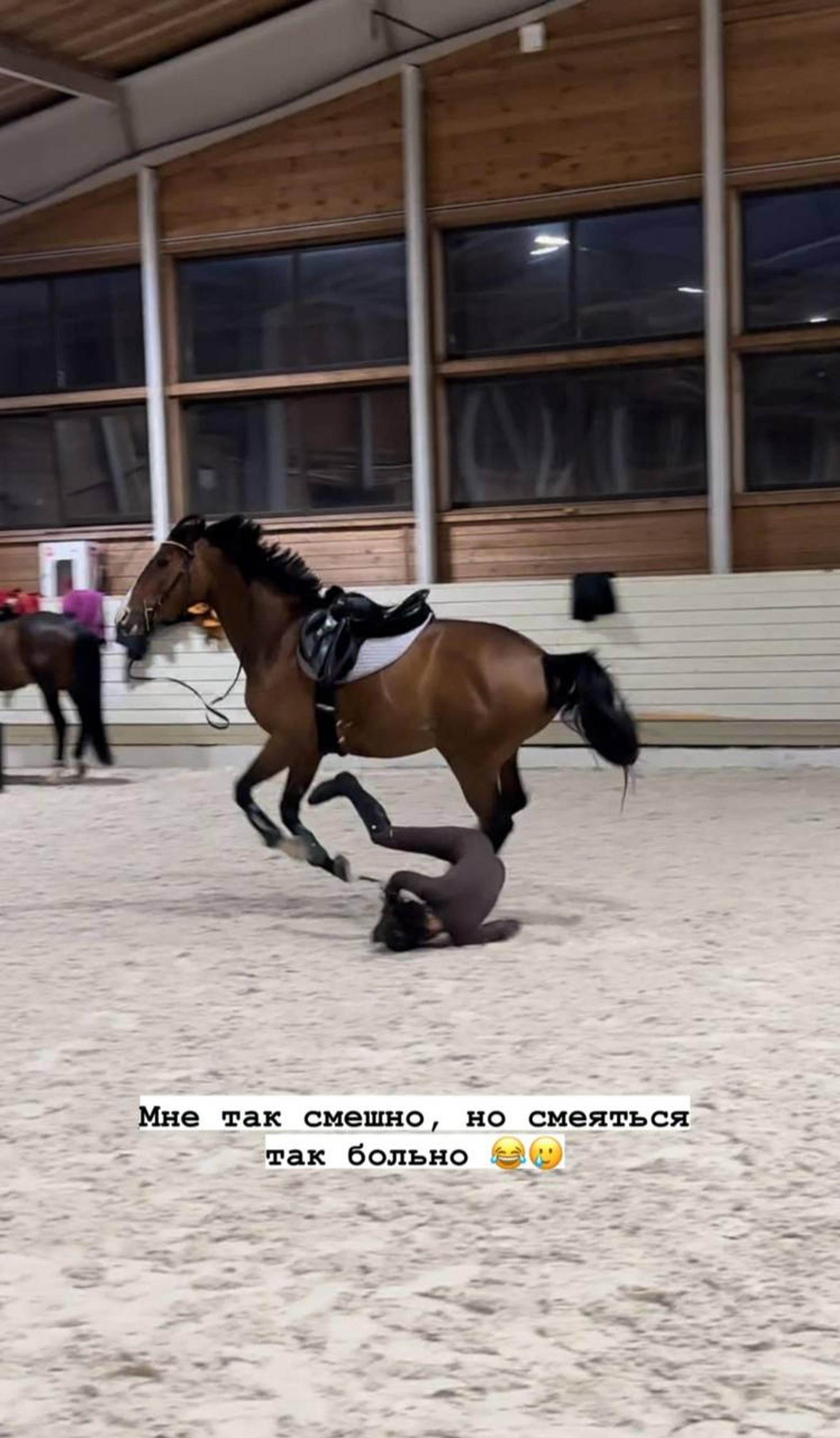 Юлия Королева показала свое падение с лошади. Фото: Инстаграм* @yuliyakorolevaa