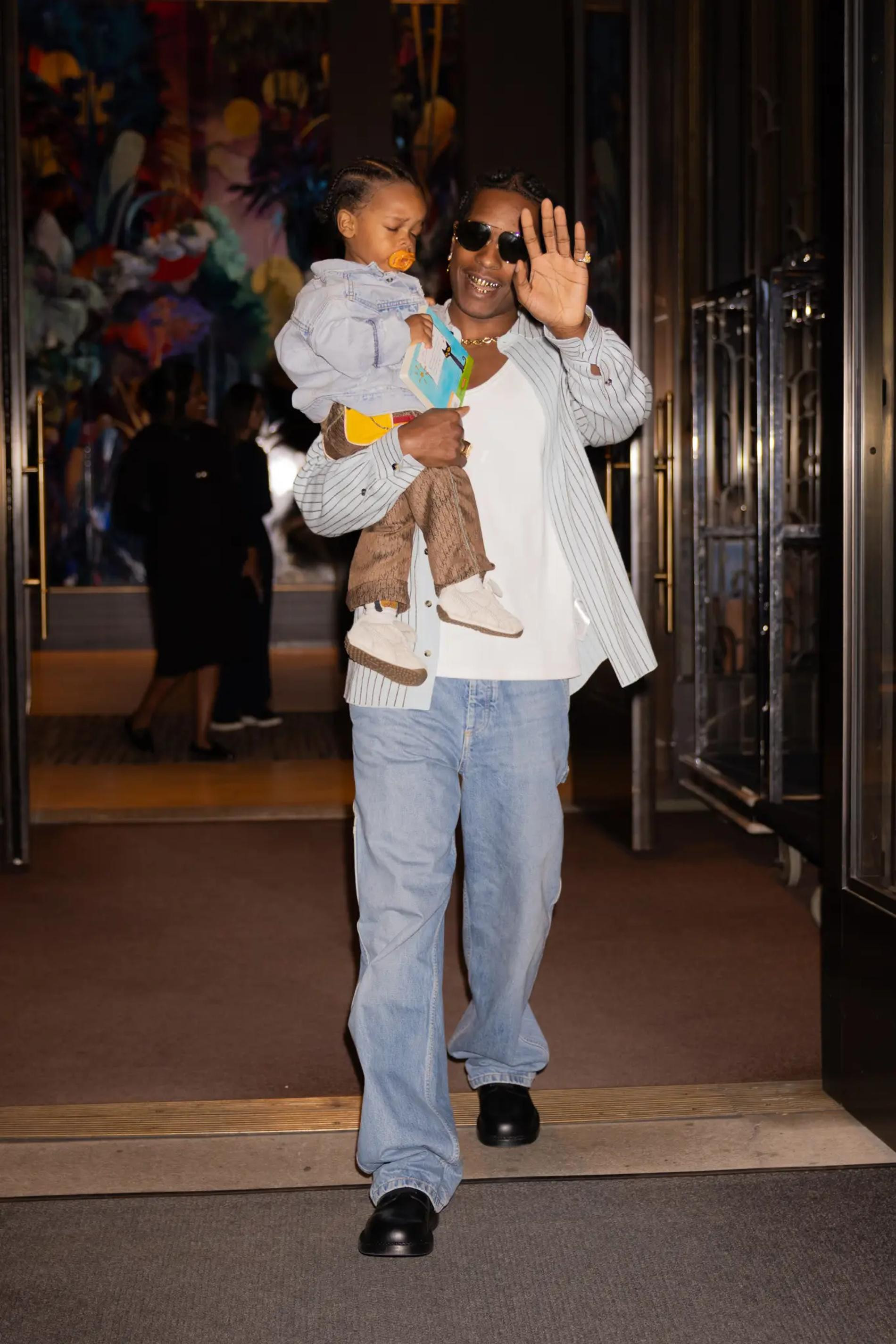 A$AP Rocky и их с Рианной старший сын. Фото: Page Six