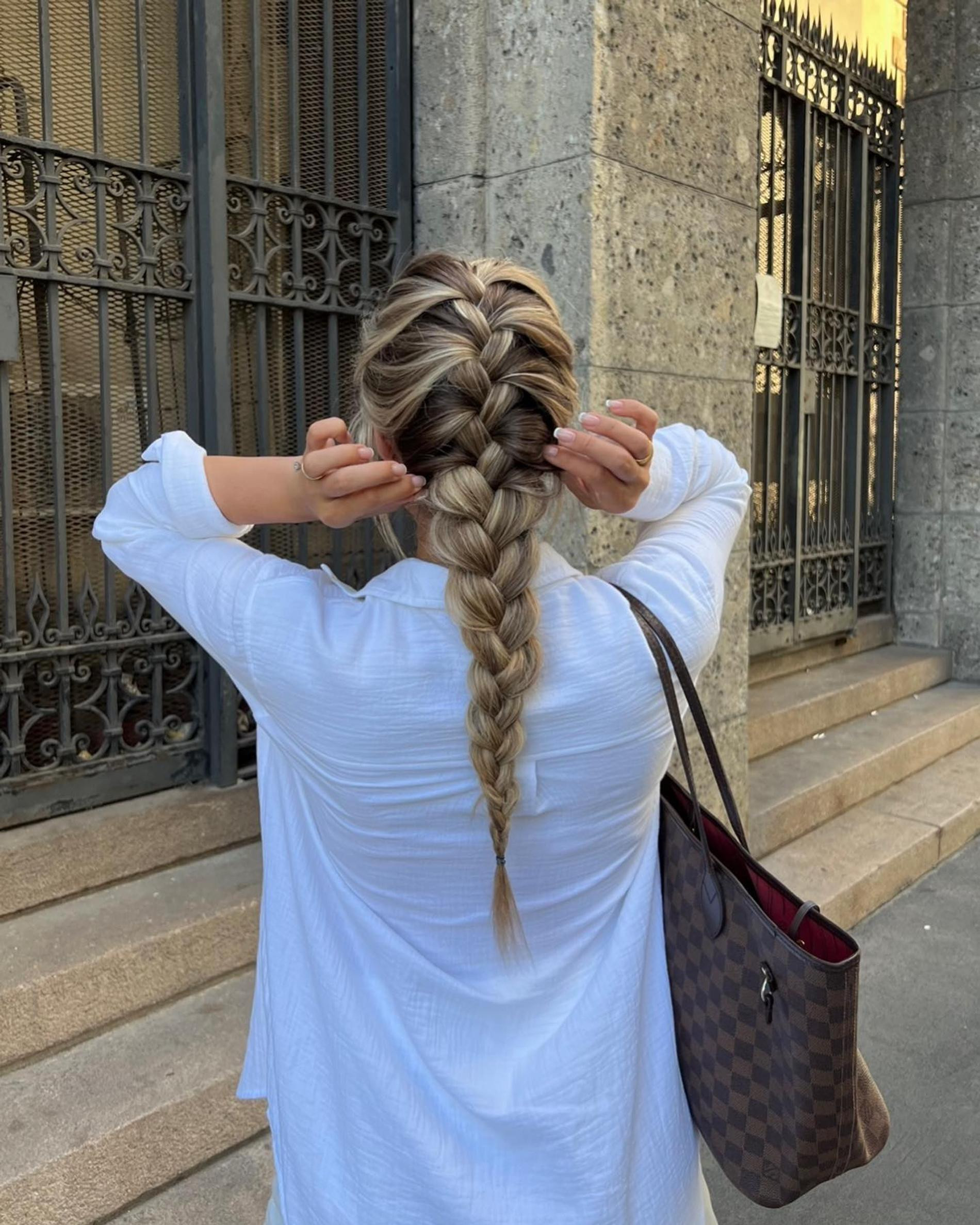 Регулярная практика — залог быстрого плетения французской косы. Фото: Инстаграм* @roralovestrand