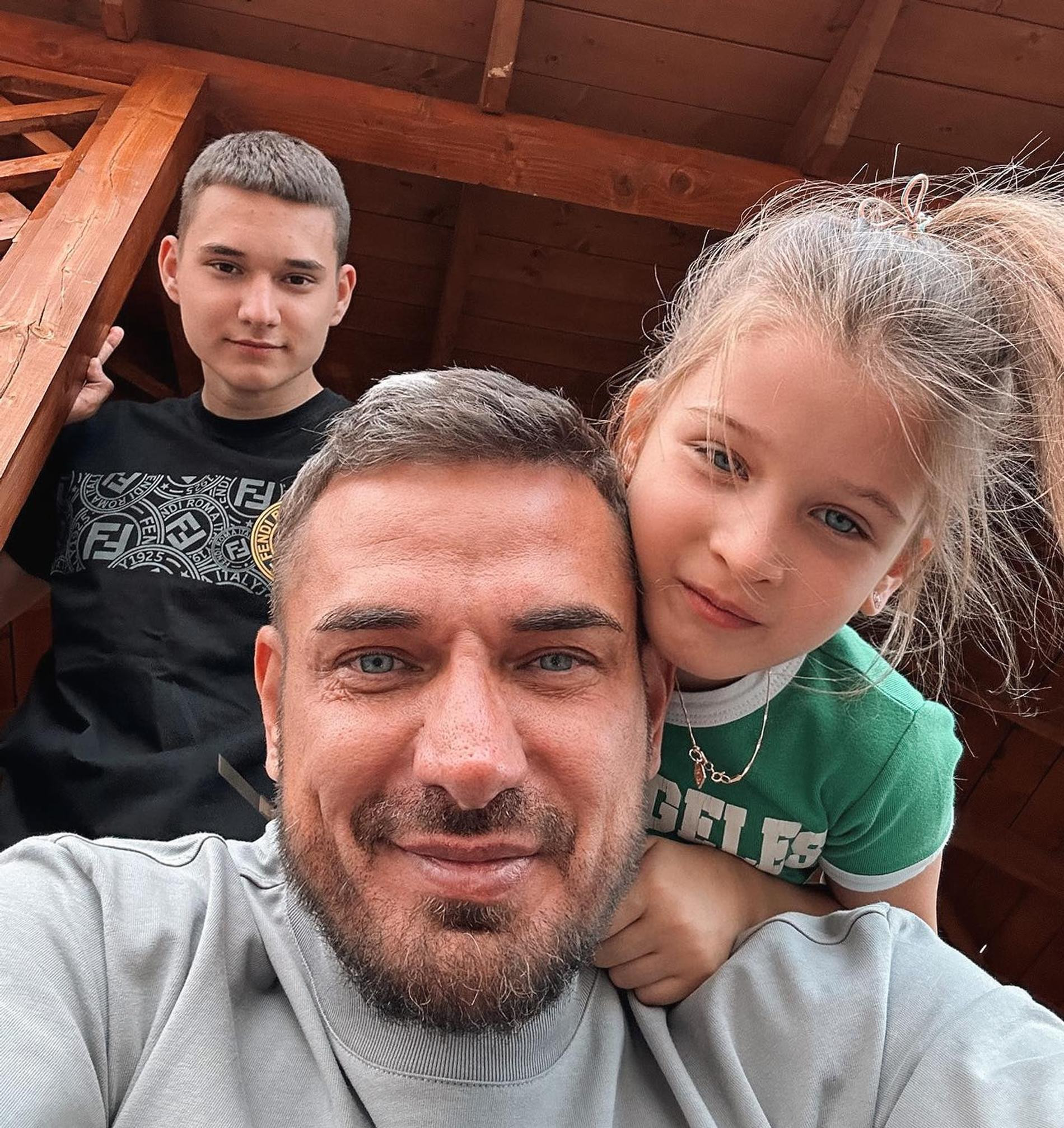 Курбан Омаров с дочерью Теоной и сыном Омаром. Фото: Инстаграм* @zimamoscow