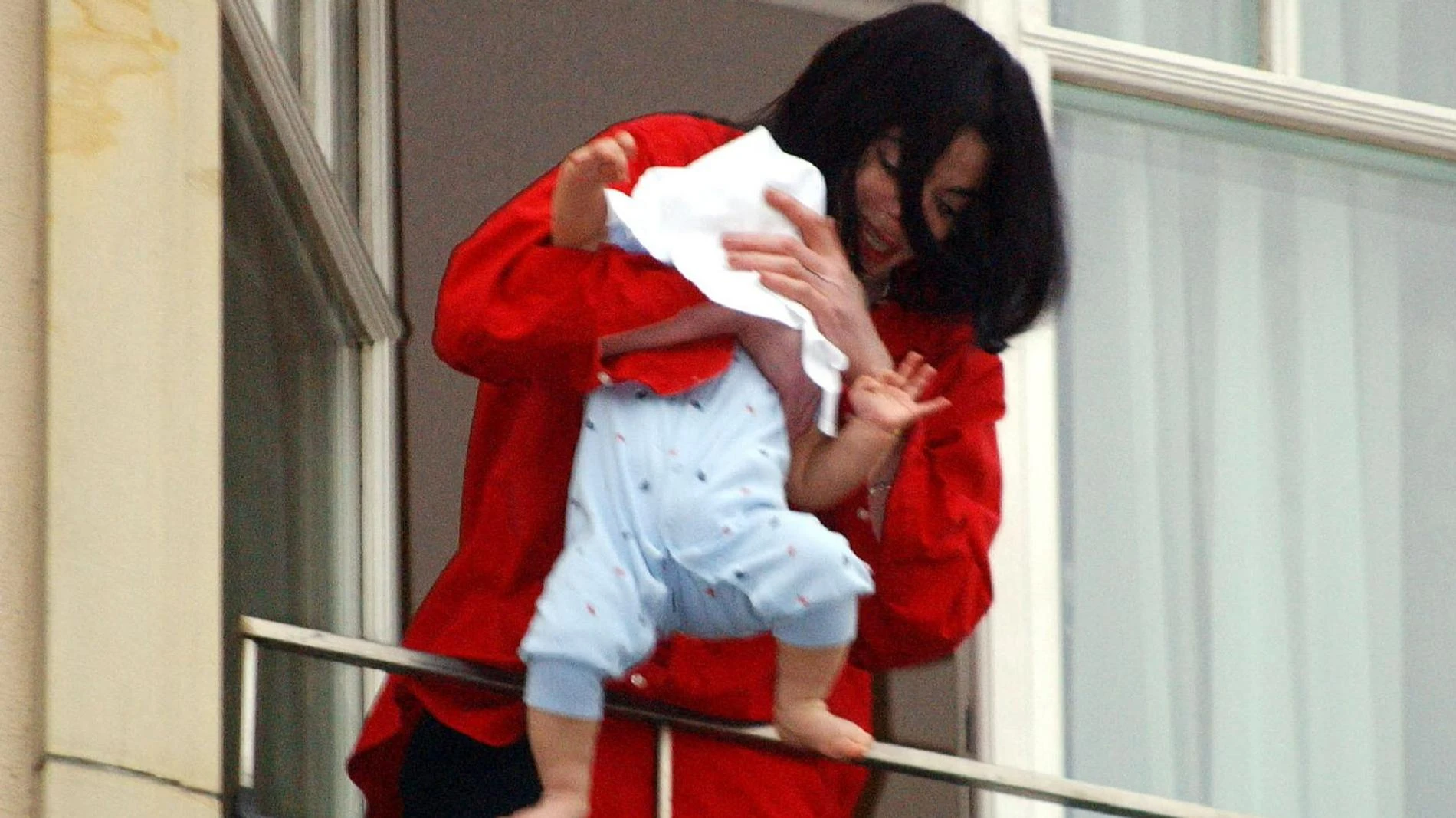 Майкл Джексон показывает 10-месячного сына Бланкета с балкона отеля. Фото: Getty Images