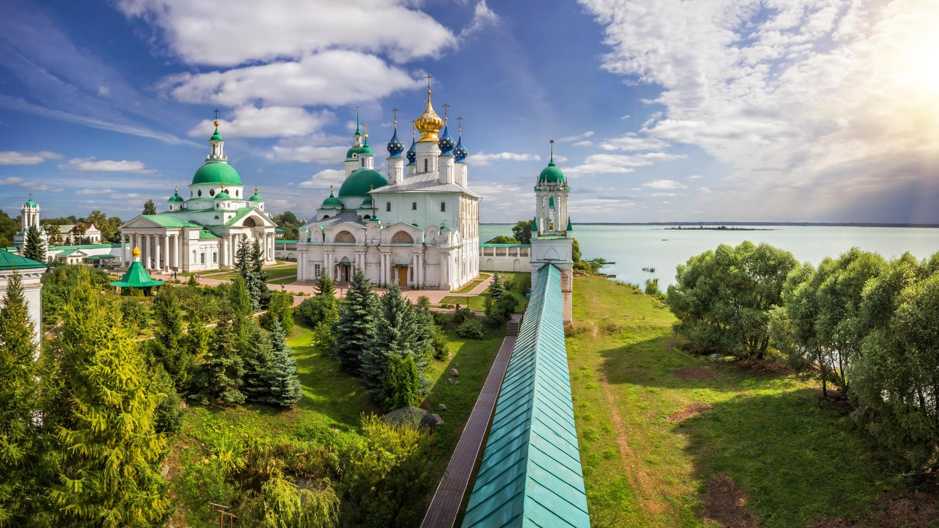 Спасо-Яковлевский монастырь на озере Неро. Фото: yulenochekk / Getty Images