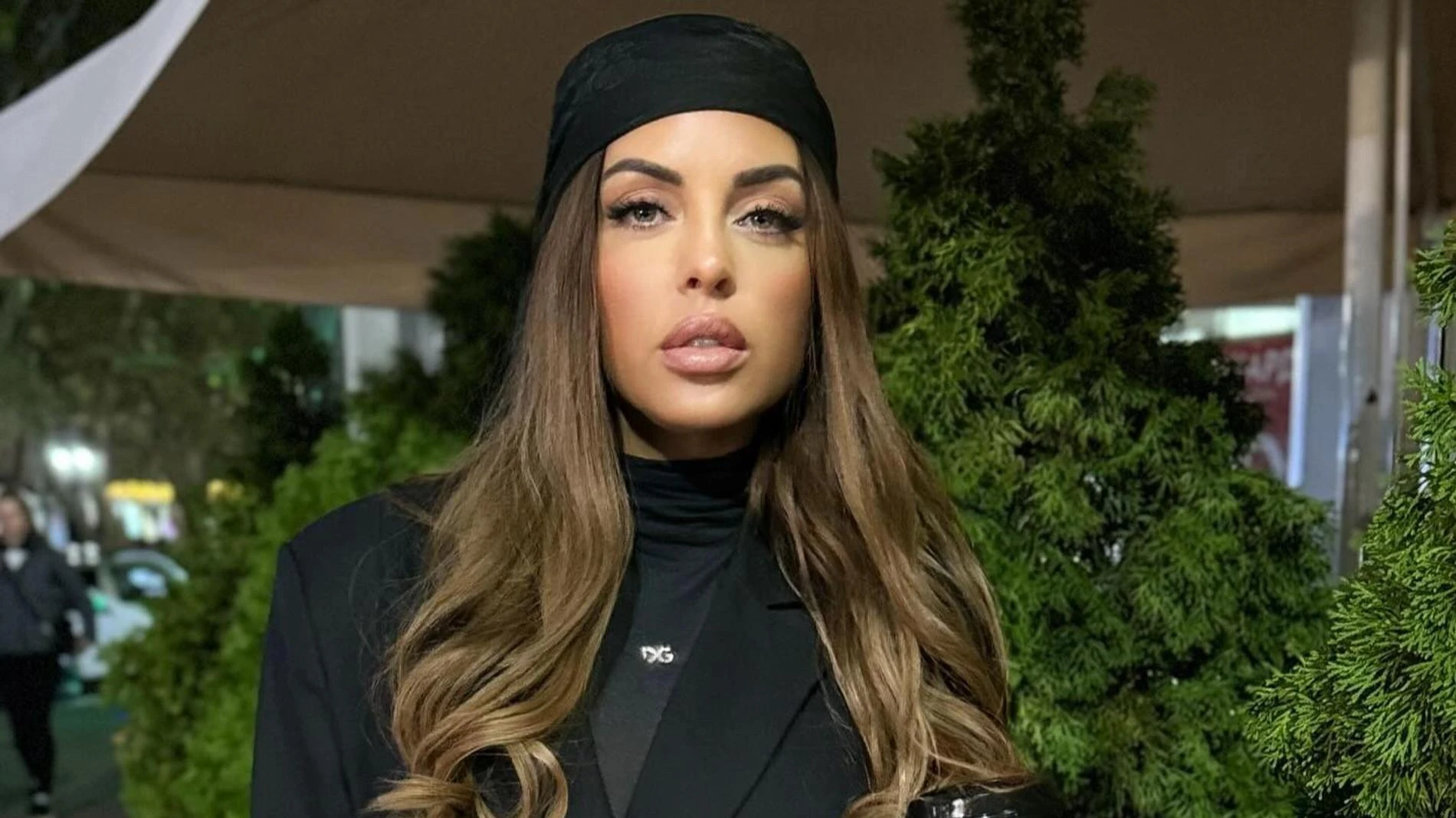 Орыс эстрадасының жалаңаш әйелдері Шабындықта ұйықтап жатқан сексуалды қыз