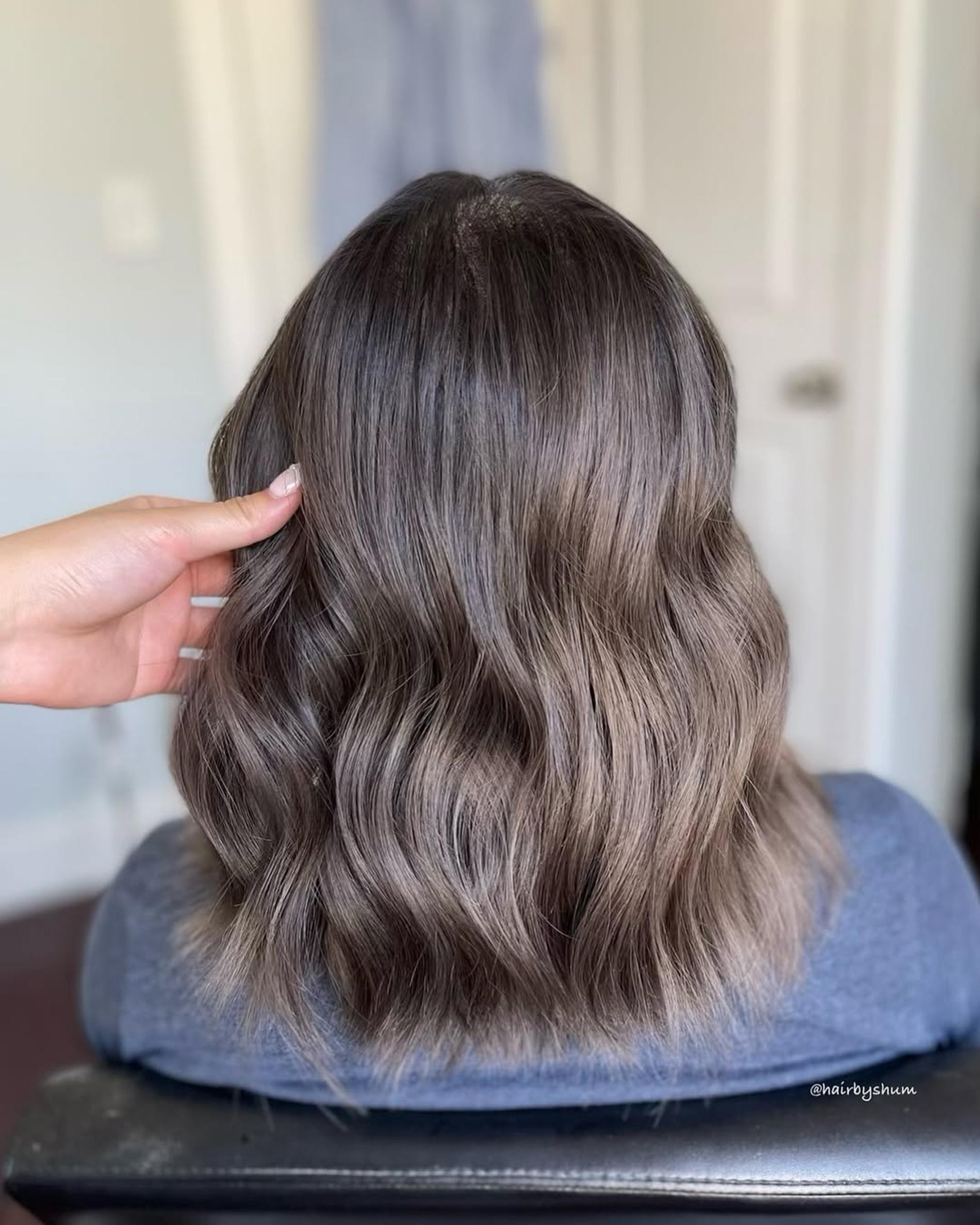 Грибной коричневый — модное окрашивание для волос средней длины. Фото: Instagram* @hairbyshum