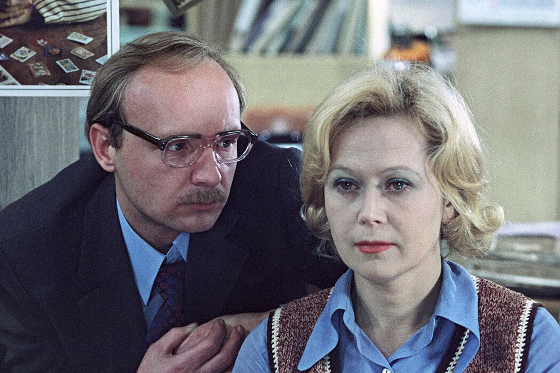 Андрей Мягков и Светлана Немоляева. Скриншот: к/ф «Служебный роман»