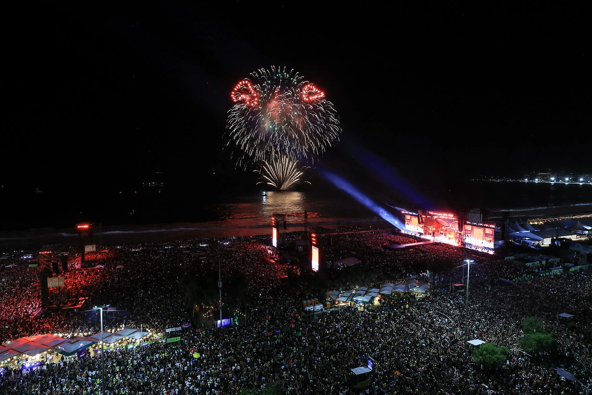 Шоу завершилось грандиозным фейерверком над океаном. Фото: Getty Images