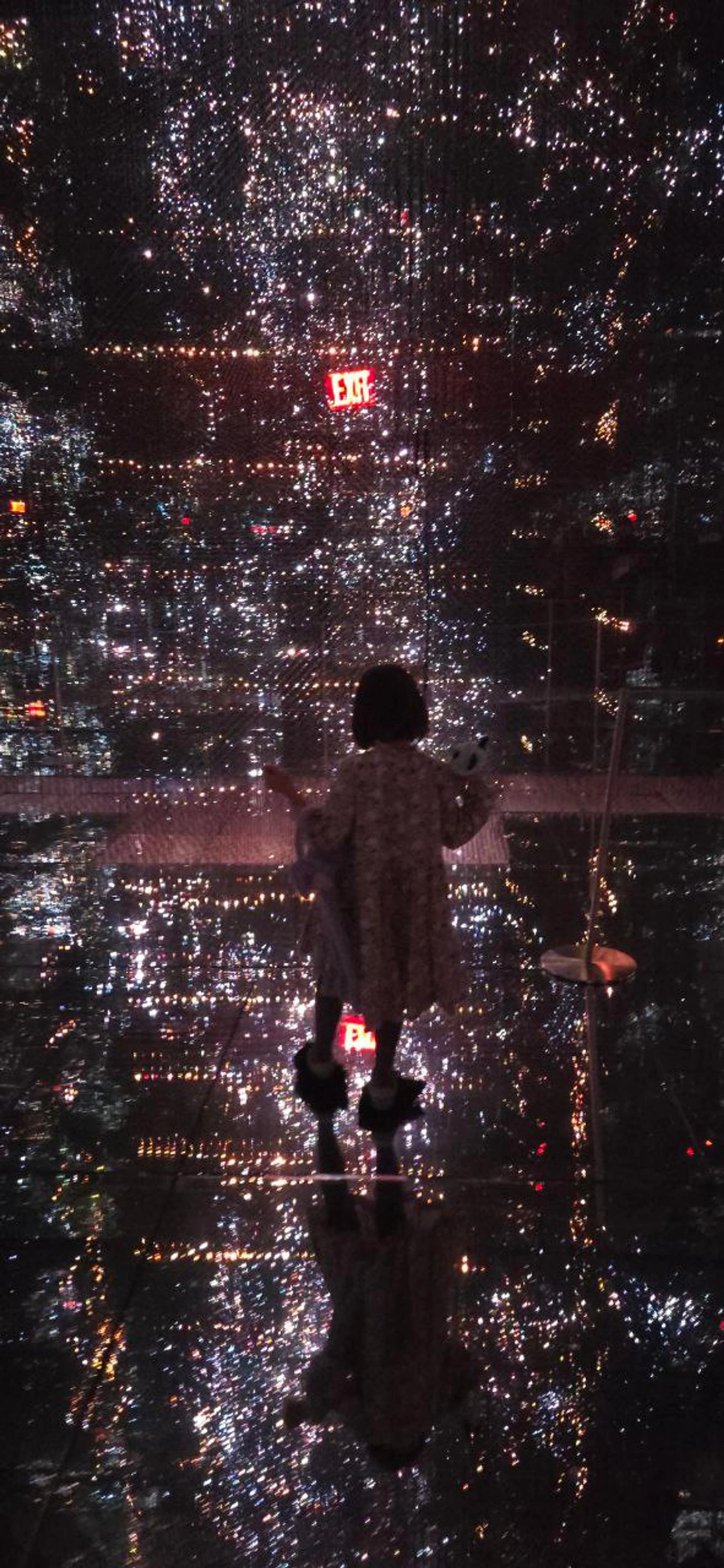 Фото: Телеграм @danilakozlovsky_officialАктер Данила Козловский поделился в социальных сетях новым снимком своей дочери Оды Валентины, родившейся в 2020 году. Девочка, держа в руках плюшевую игрушку, на фото завороженно наблюдает за необычным освещением в помещении. Поклонники тут же отреагировали на публикацию, назвав малышку «мерцающей принцессой» и отметив её сходство с матерью, актрисой Ольгой Зуевой.  Ода Валентина живёт с Зуевой, однако Козловский регулярно приезжает к дочери, несмотря на расстояние и жизнь на другом континенте. Этим летом актер и его бывшая партнерша вместе отдыхали с девочкой на море, что поклонники восприняли как знак сохранения теплых и уважительных отношений между бывшими возлюбленными.  Пара рассталась вскоре после рождения ребенка, а позже в интервью Козловский признал, что повёл себя тогда «несправедливо» и даже «гадко» по отношению к Зуевой, отказавшись раскрывать детали случившегося.