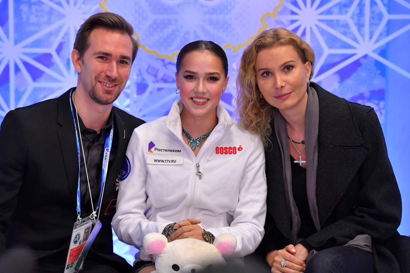 Алина Загитова с тренерами. Фото: Getty