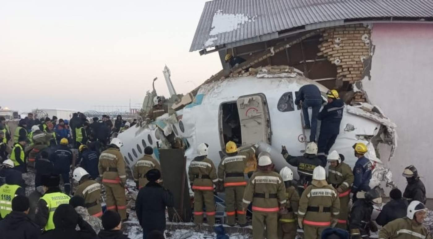 В Казахстане пассажирский самолет рухнул на дом. Погибло 12 человек