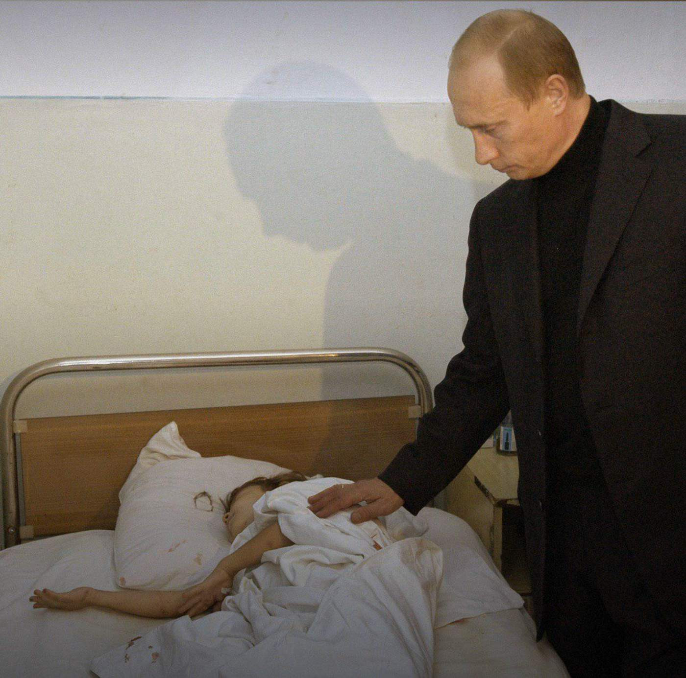Владимир Путин в бесланской больнице