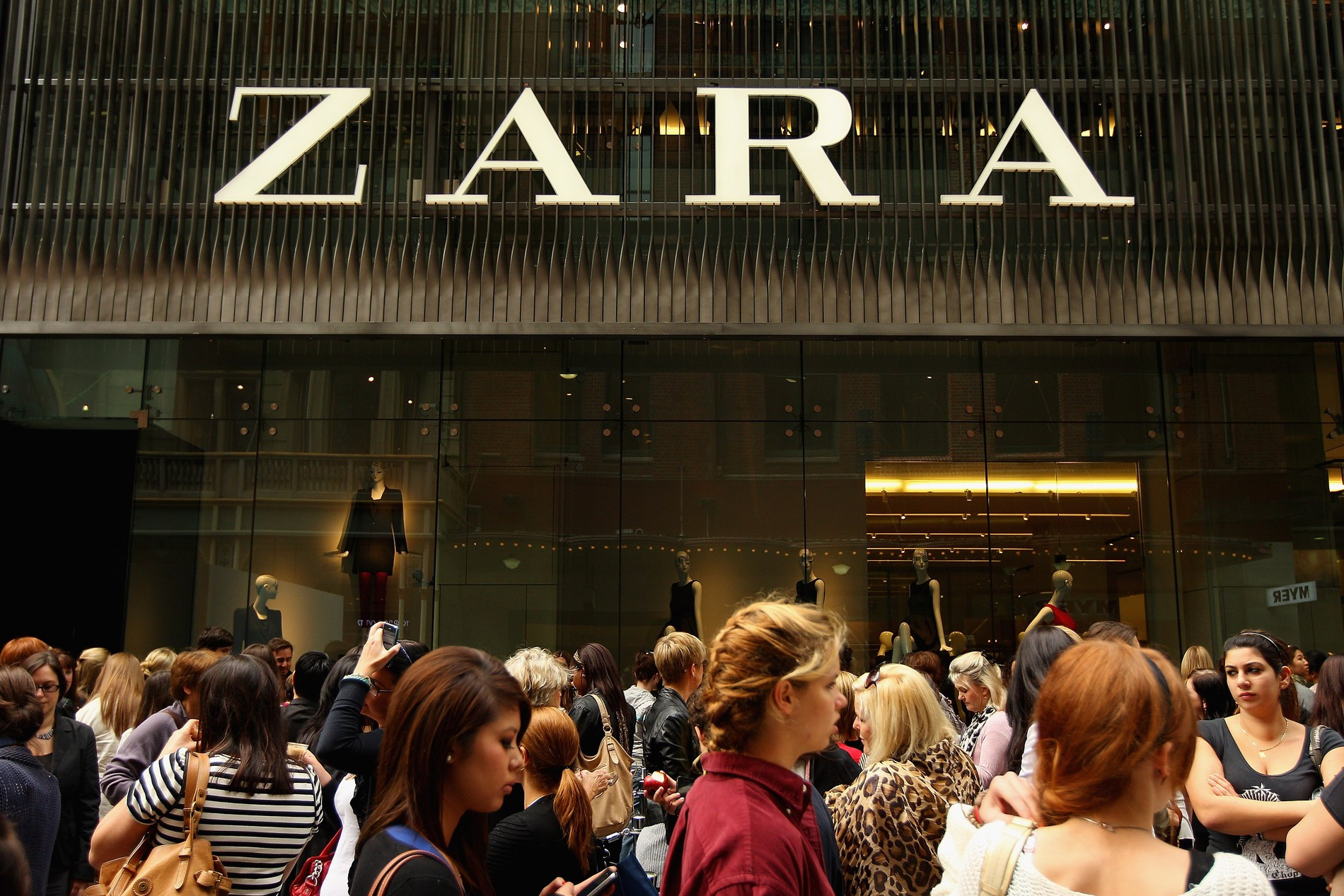 Zara Амансио Ортега первый магазин. Inditex одежда Zara. Inditex Зара. Первый магазин Zara в Испании.