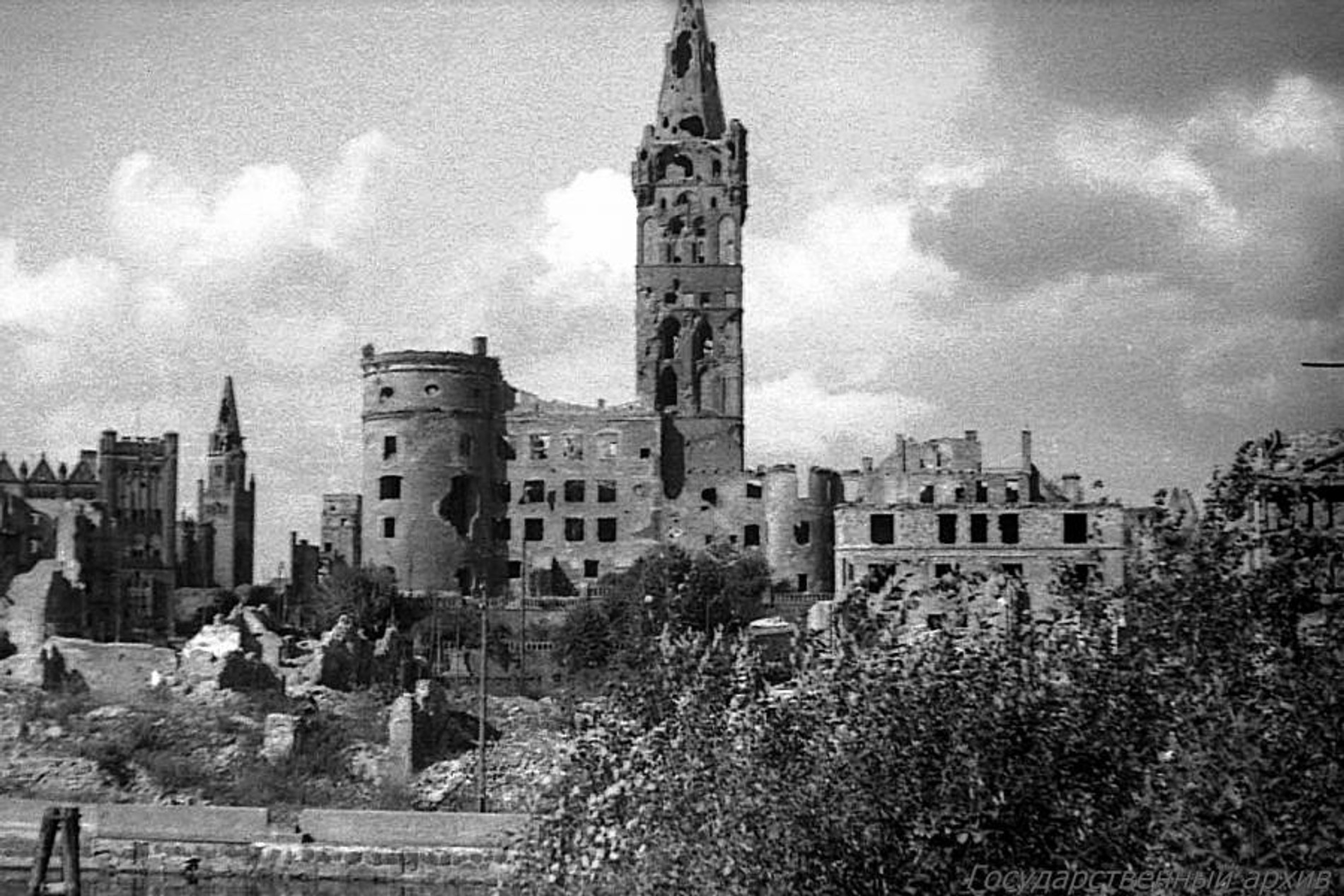 Взрываем замки. Королевский замок Кенигсберг 1945. Королевский замок Калининград после войны. Руины замка Кенигсберг. Руины замка Кенигсберг в Калининграде.