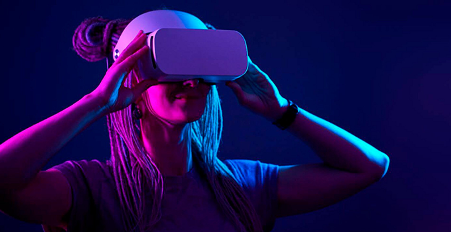 Blonde vr. Визуальная реальность. Вируальная реальность. VR виртуальная реальность. Очки виртуальной реальности девушка.