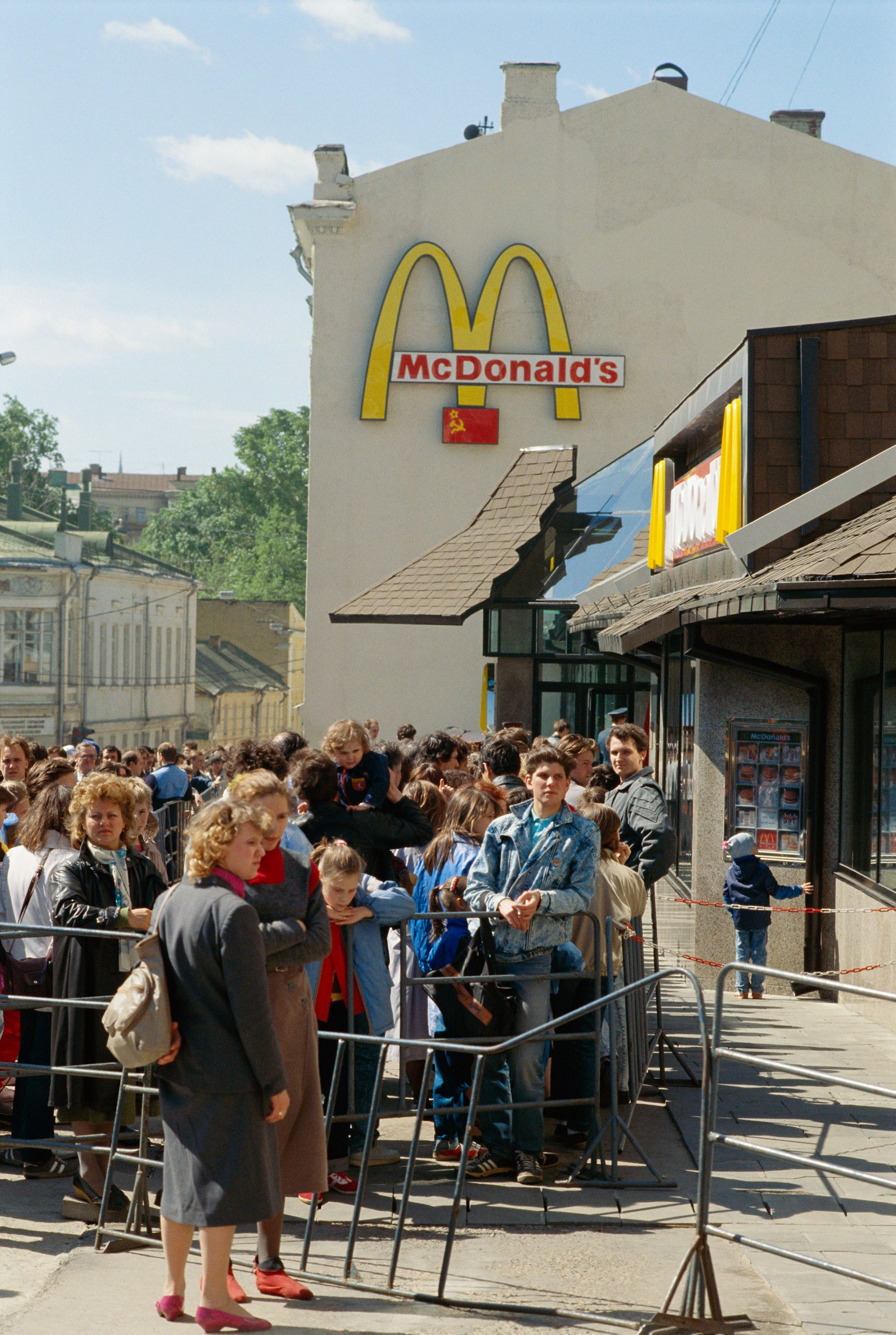Макдак старый. Первый Московский Макдоналдс 1990. Макдональдс в 1990 году в Москве. Макдональдс на Пушкинской Москва 1990 очередь.