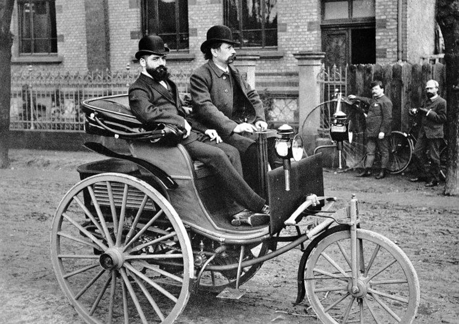 Первый приличный. Benz Patent-Motorwagen 1886.