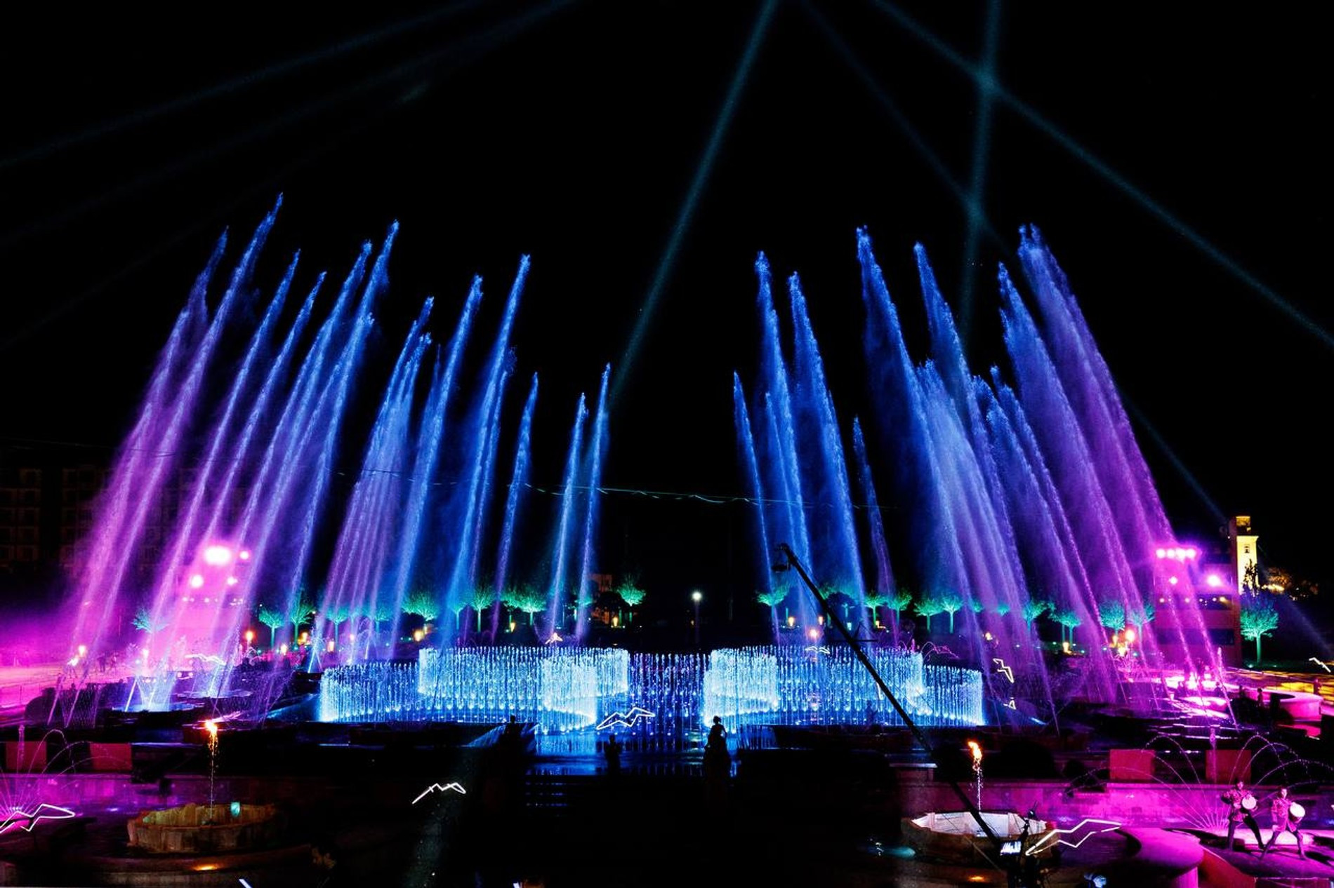 Когда включают фонтаны в москве 2024. Светомузыкальный фонтан в Дербенте. Самый большой светомузыкальный фонтан в России. Фонтан в Дербенте 2022. Светомузыкальный фонтан в Ставрополе.