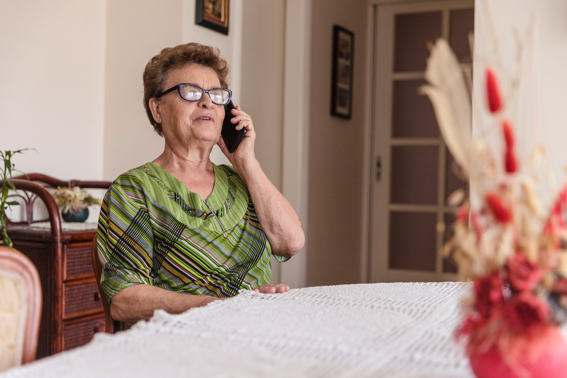 Grandma mobile. Бабка разговаривает по телефону. Бабушка говорит по телефону. Бабушки общаются в лофте.