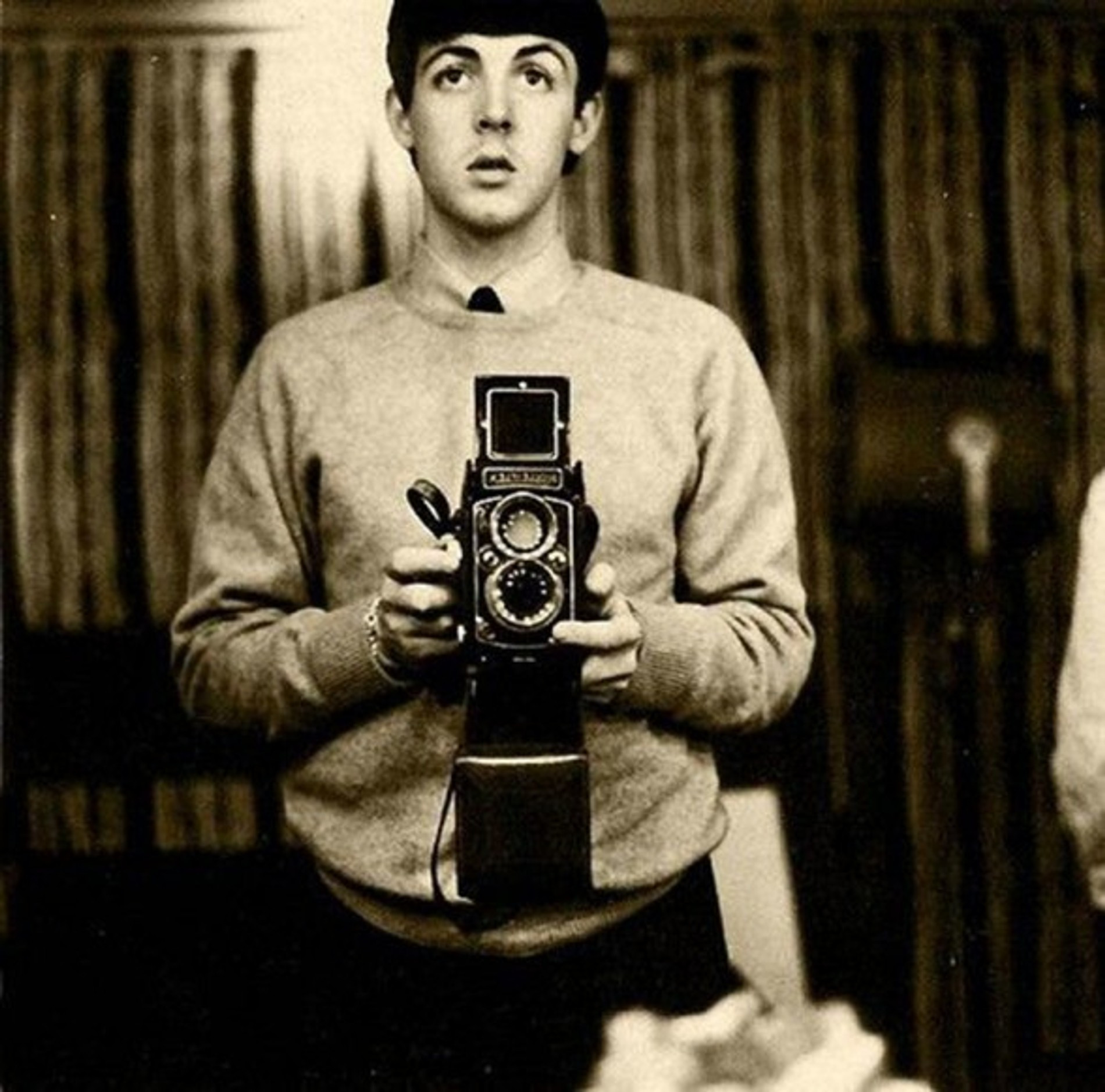 Первые фотографии людей. Пол Маккартни 1959. Paul MCCARTNEY 1960. Пол Маккартни селфи. Фото пол Маккартни с фотоаппаратом.