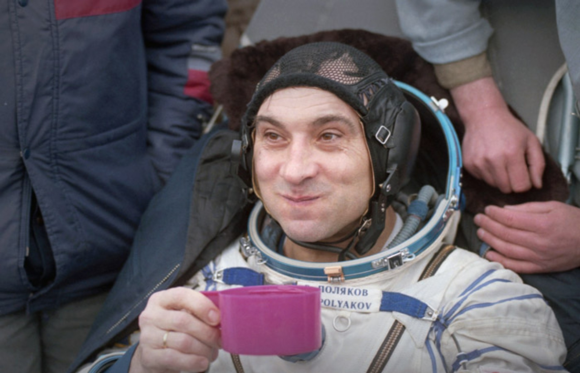Космонавт совершивший самый длительный полет в космос