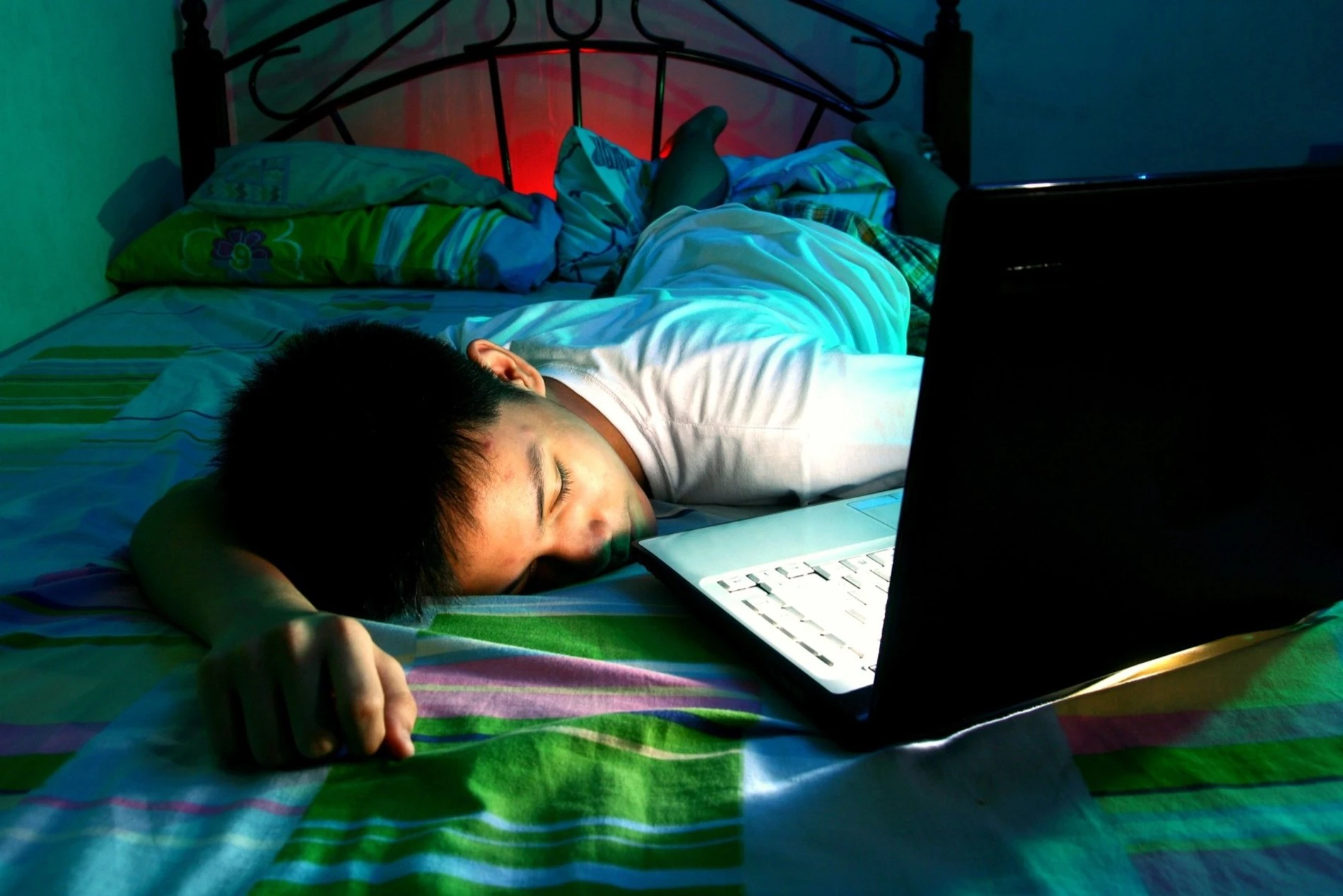 Видео спящий подросток. Не засыпаешь. Сон №5 2010. Причины бессонницы у подростков 14.