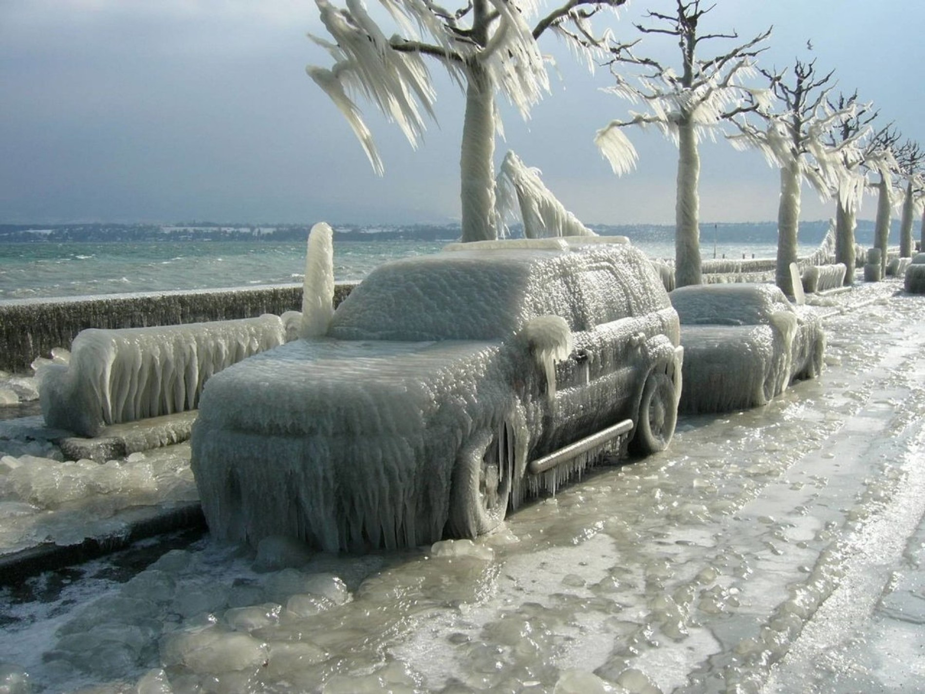 Замерзший автомобиль в Мороз