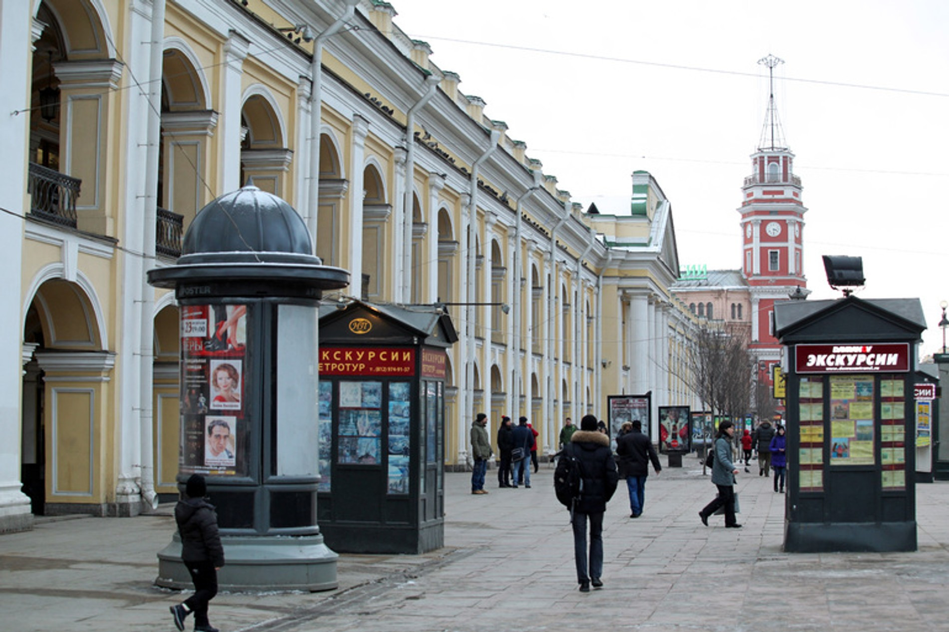 Гостиный двор питер метро. Метро Невский проспект Гостиный двор. Станция Невский проспект канал Грибоедова. Станция метро Невский проспект выход на канал Грибоедова. Метро Гостиный двор-Невский Невский проспект.